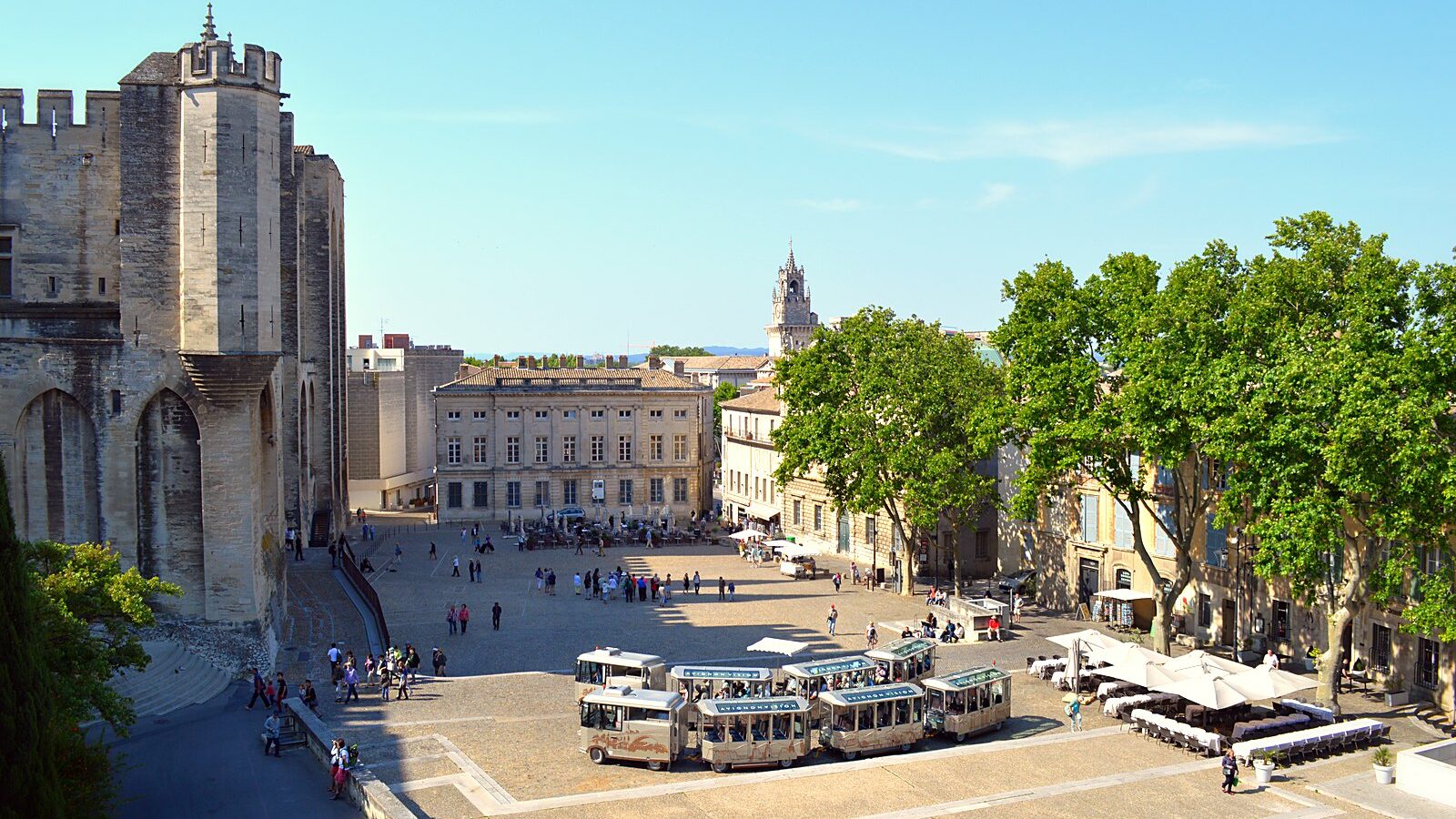 La façade du palais des papes d'Avignon vue depuis la place du Palais