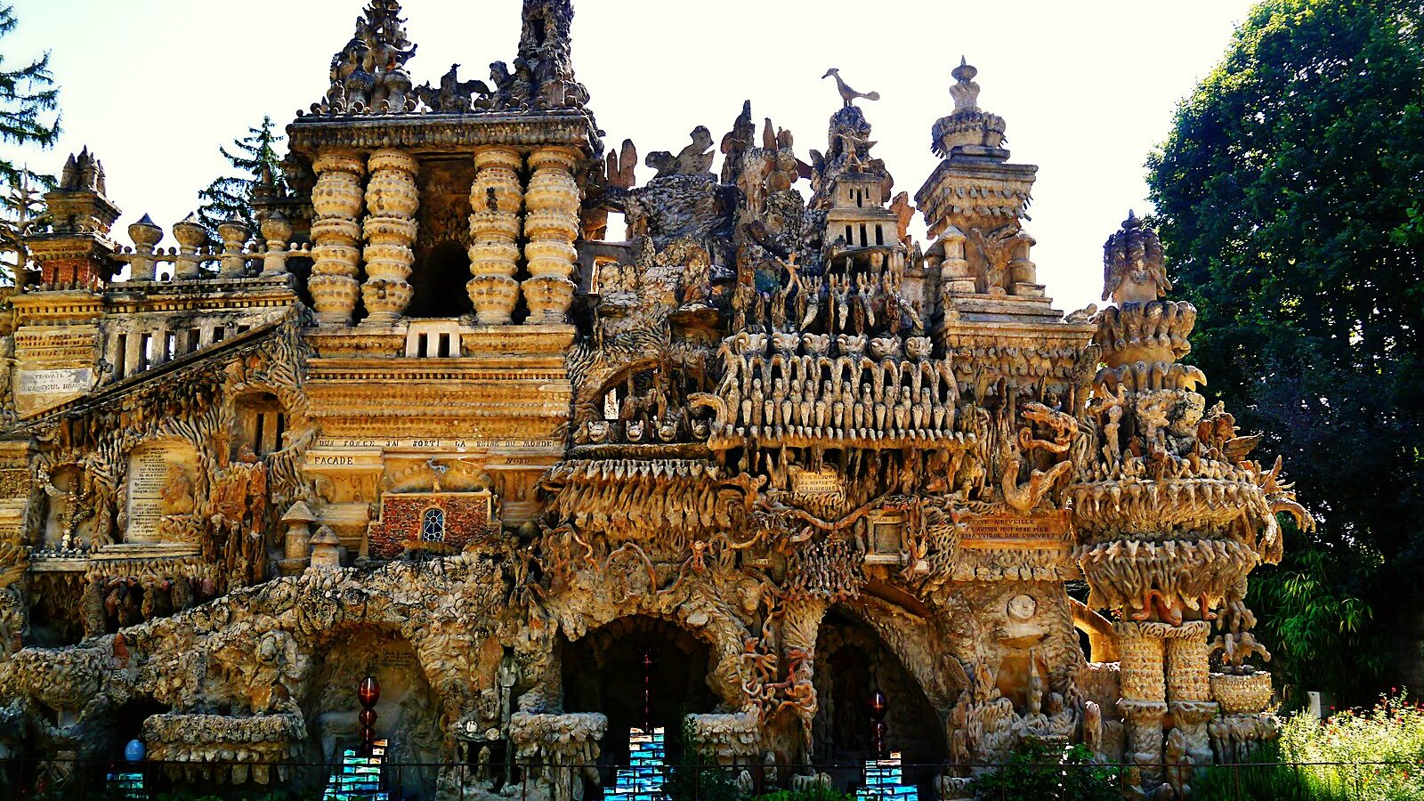 La façade du Palais idéal du facteur Cheval, à Hauterives, dans la Drôme