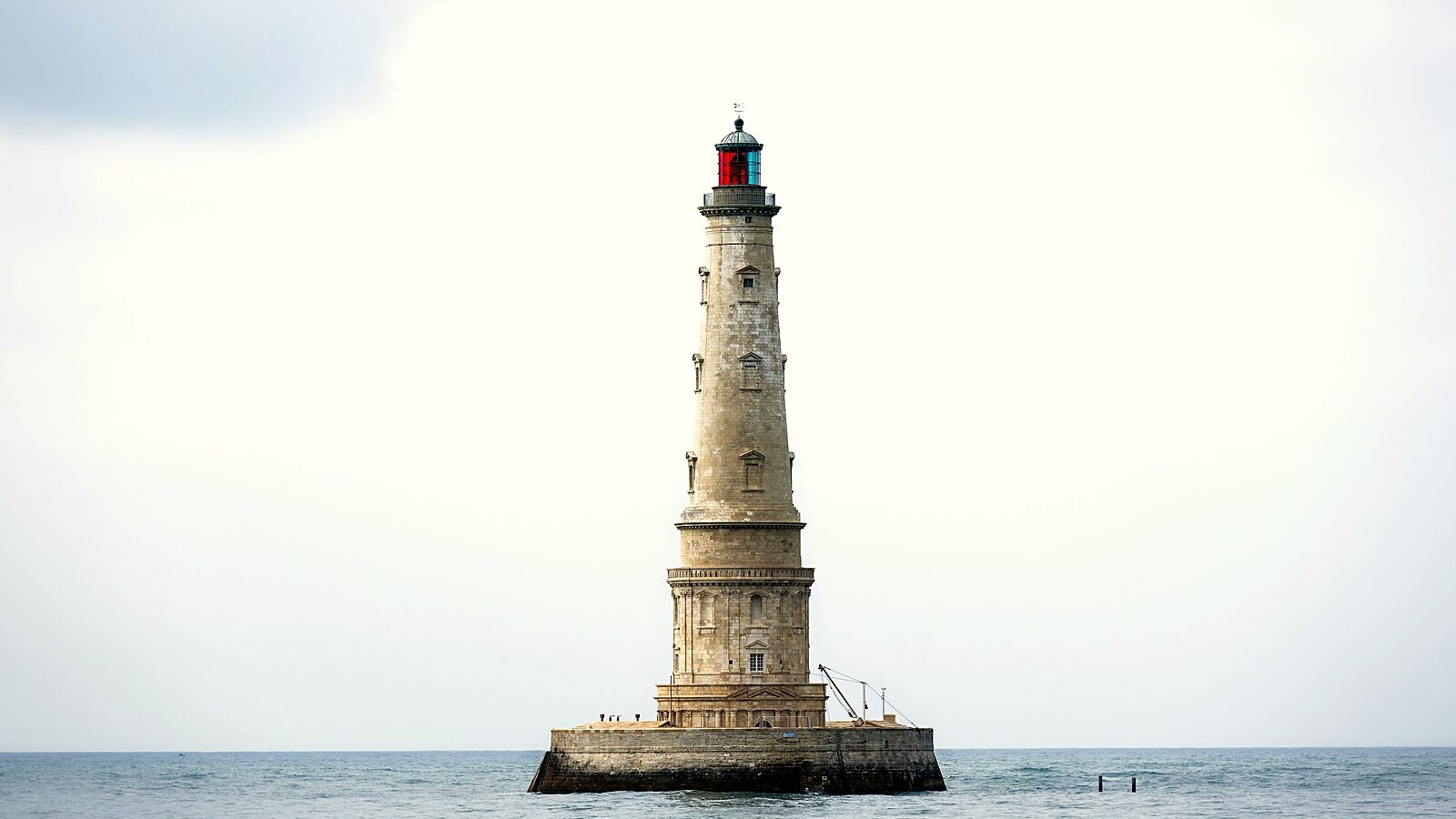 Le phare de Cordouan en pleine mer, à l'embouchure de la Gironde
