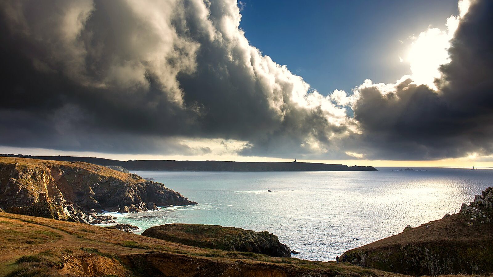 La pointe du Raz vue depuis la pointe du Van, dans le Finistère
