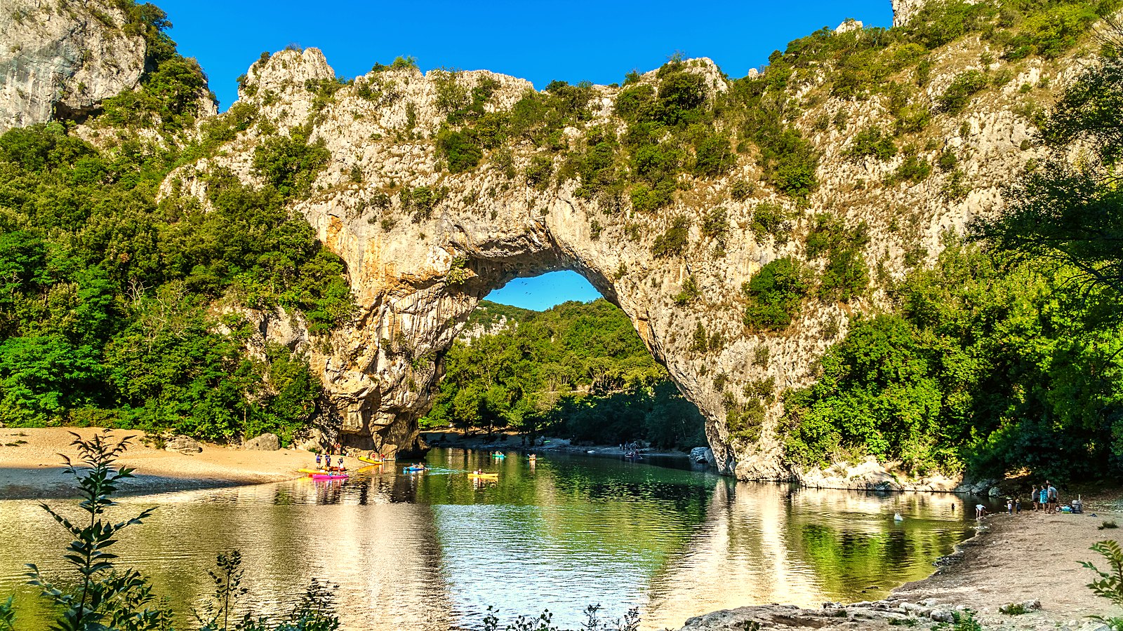 L'arche naturelle du pont d'Arc au-dessus de l'Ardèche