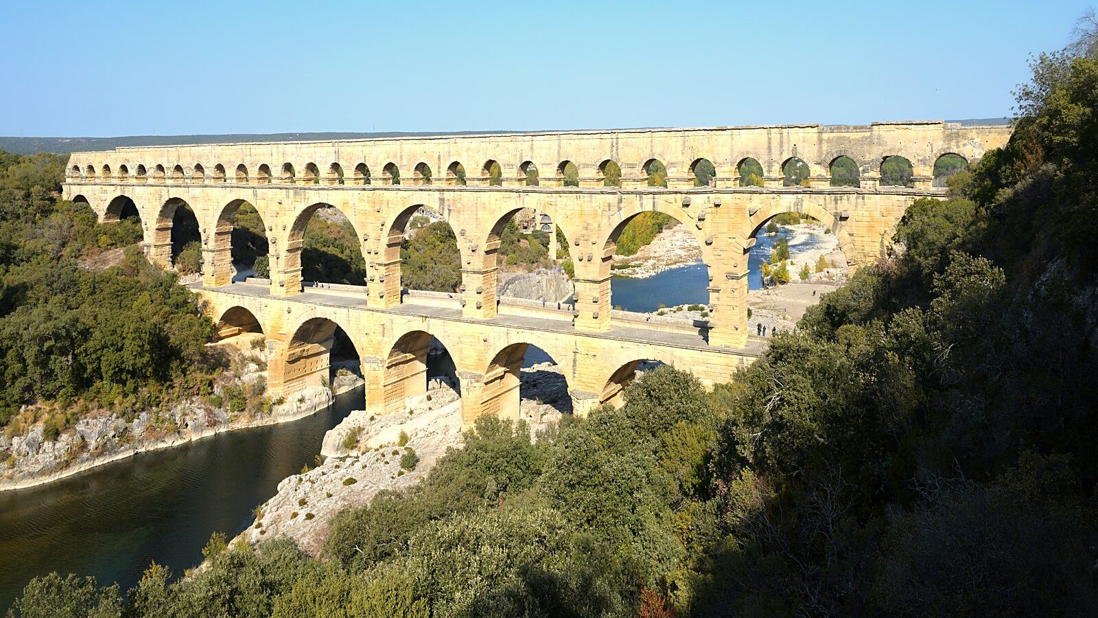 Les trois étages d'arches du pont du Gard au-dessus du Gardon