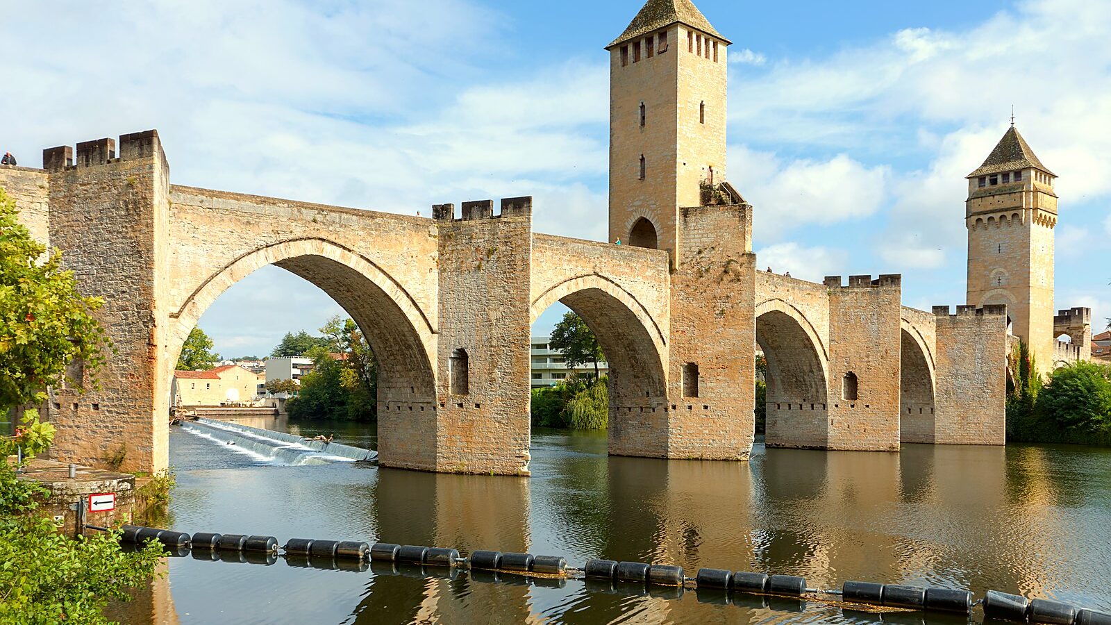 Le pont Valentré et ses trois tours fortifiées, à Cahors, dans le Lot
