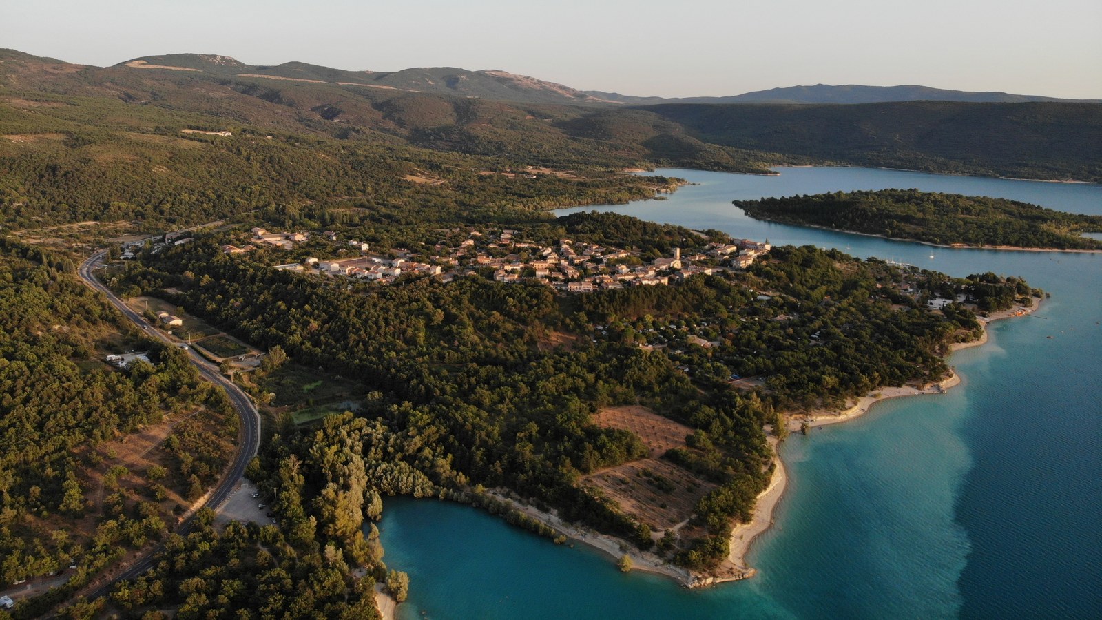 Vue aérienne du nouveau village des Salles-sur-Verdon au bord du lac de Sainte-Croix