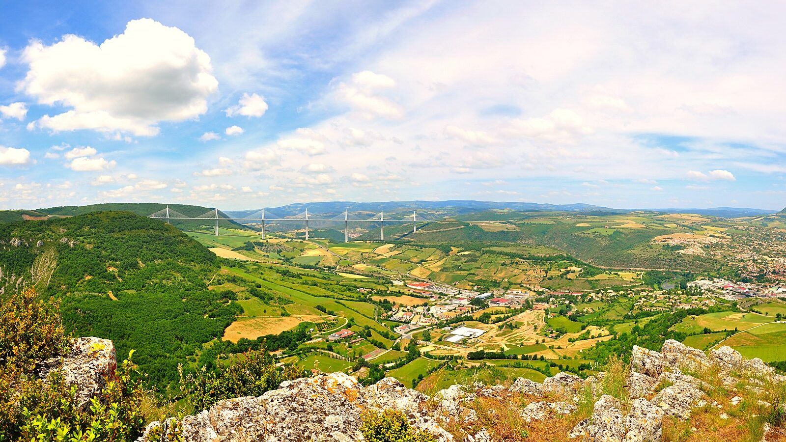 Le viaduc de Millau franchissant la vallée du Tarn, dans l'Aveyron
