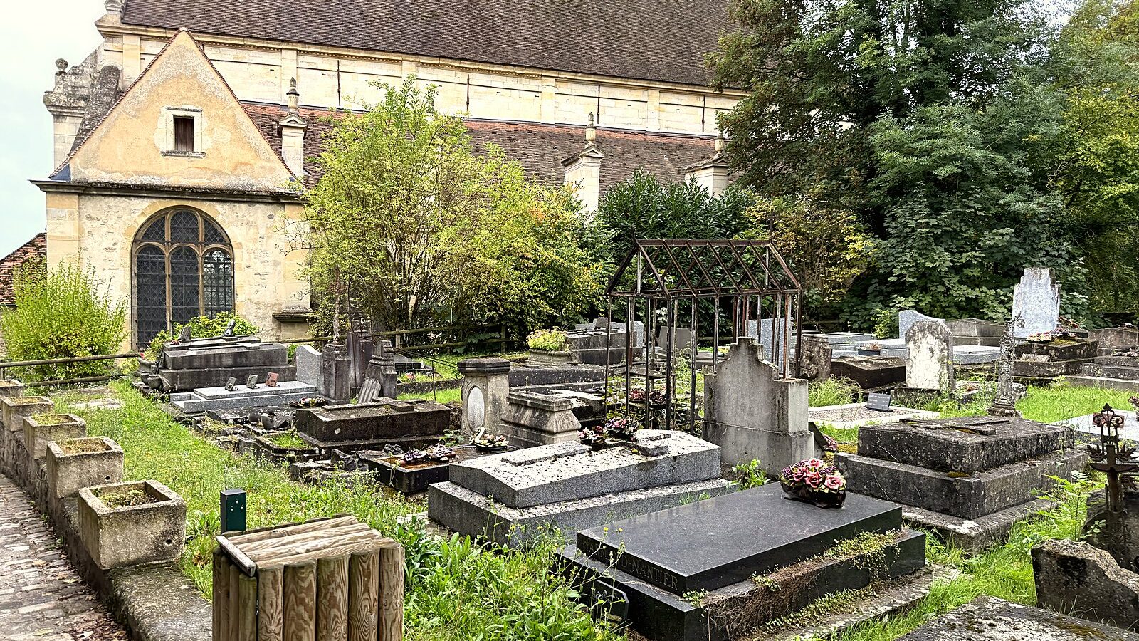 L'église Saint-Pierre-et-Saint-Paul et le cimetière du Vieux Pays de Goussainville