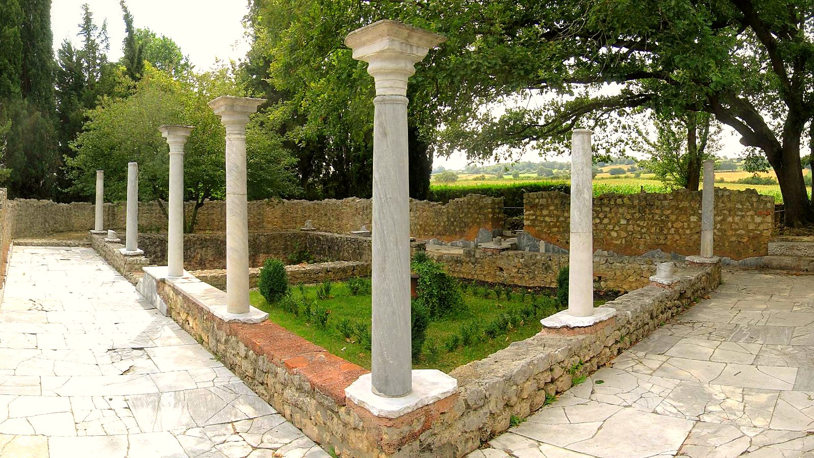 Les colonnades et les vestiges de la villa gallo-romaine de Montmaurin, en Haute-Garonne