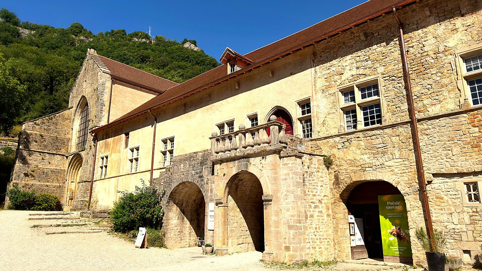 La façade et le logis abbatial de l'abbaye de Baume-les-Messieurs, au fond de la reculée
