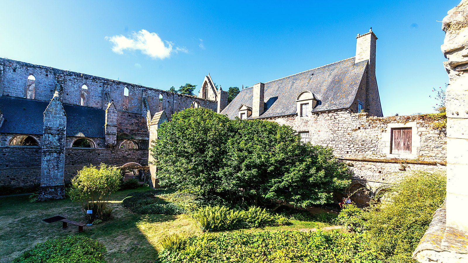 Les bâtiments et l'église sans toiture de l'abbaye de Beauport, autour du jardin du cloître