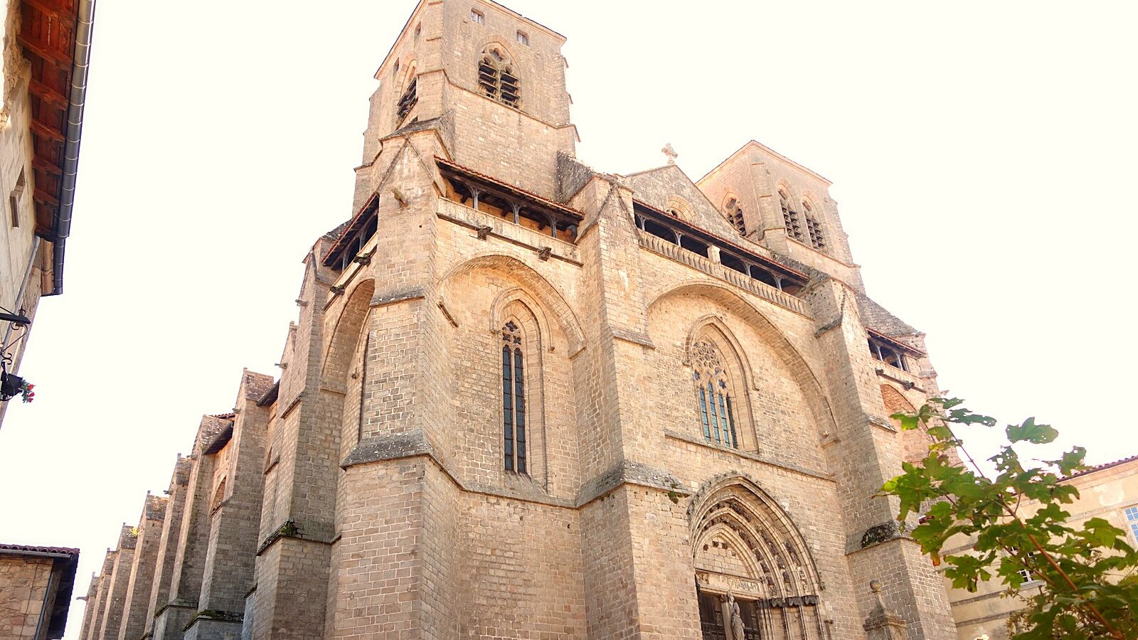 La façade de l'abbatiale Saint-Robert de La Chaise-Dieu, en Haute-Loire