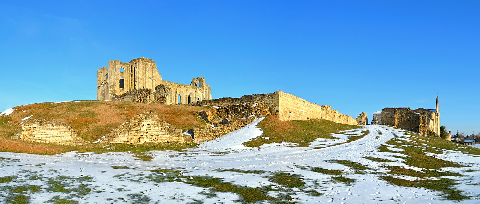 Les ruines de l'abbaye de Maillezais sur leur hauteur, au-dessus du Marais poitevin
