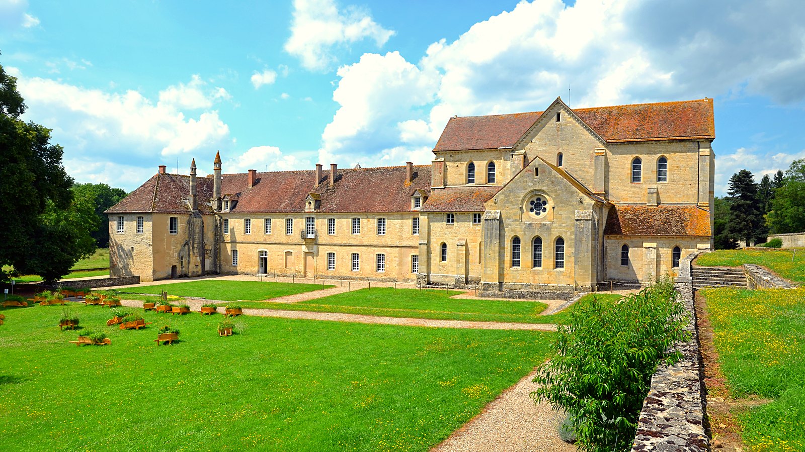 L'église et les bâtiments conventuels de l'abbaye de Noirlac, dans le bocage du Cher