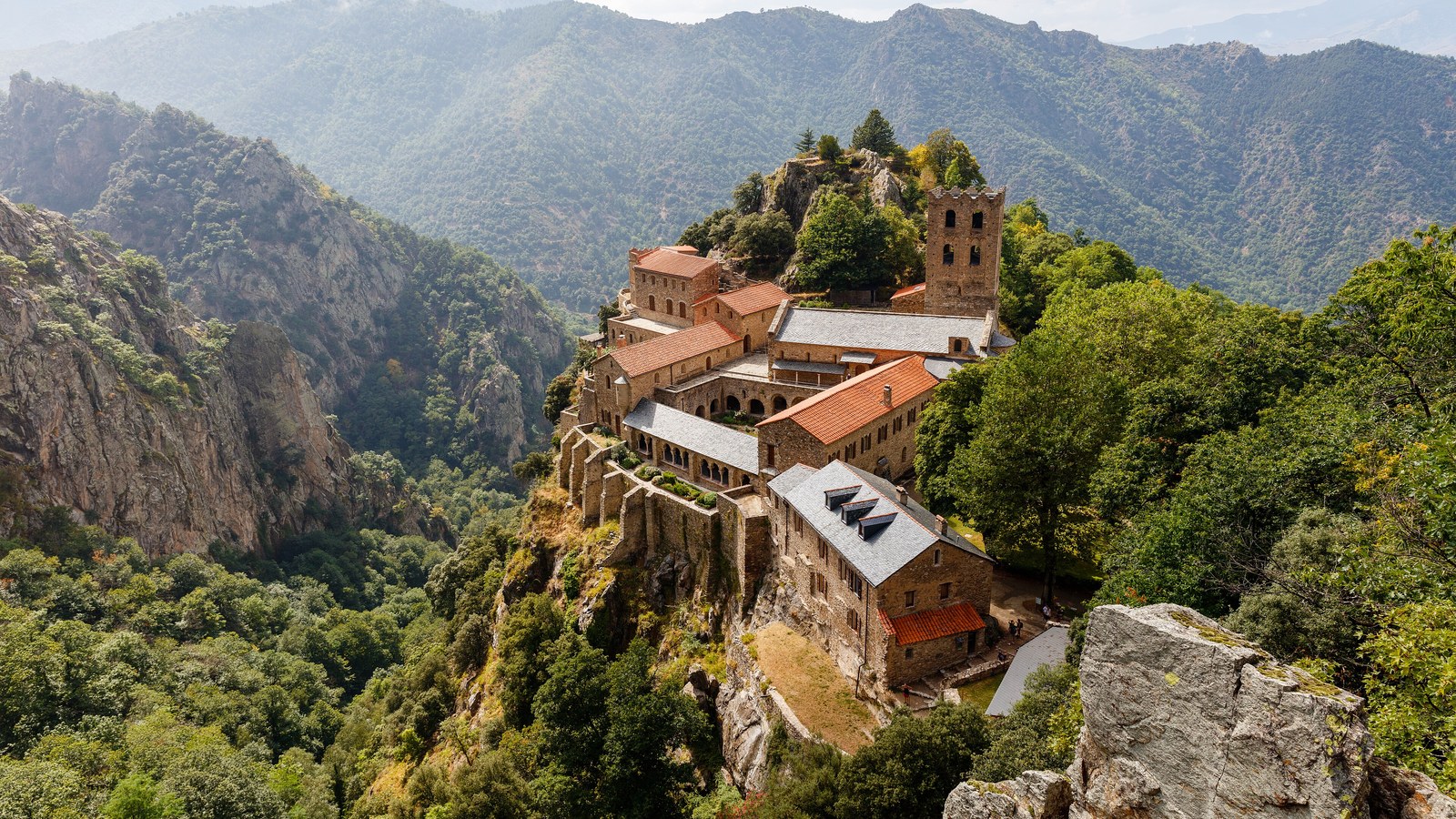 L'abbaye Saint-Martin-du-Canigou et son clocher carré, au-dessus des gorges boisées du massif du Canigou