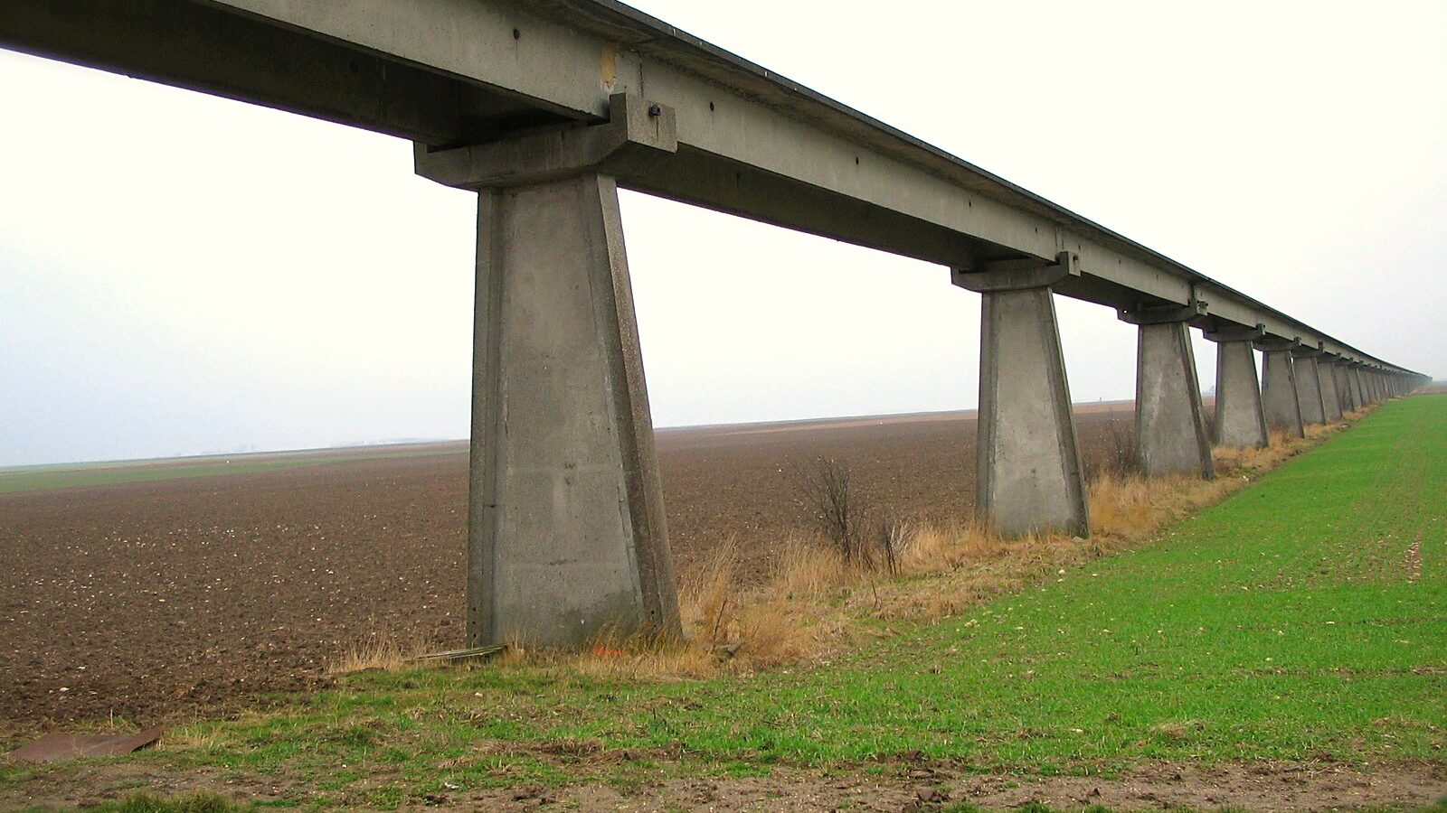 La voie d'essai de l'aérotrain en T inversé, vers Artenay, dans le Loiret