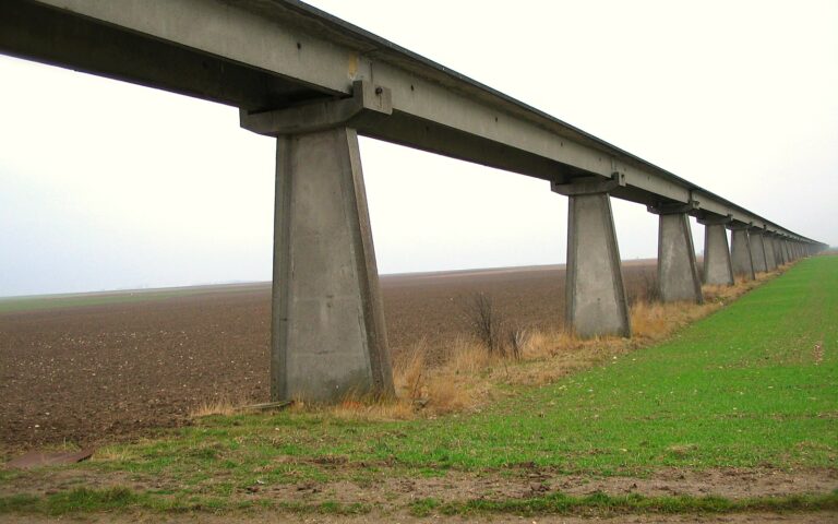 La voie d'essai de l'aérotrain en T inversé, vers Artenay, dans le Loiret