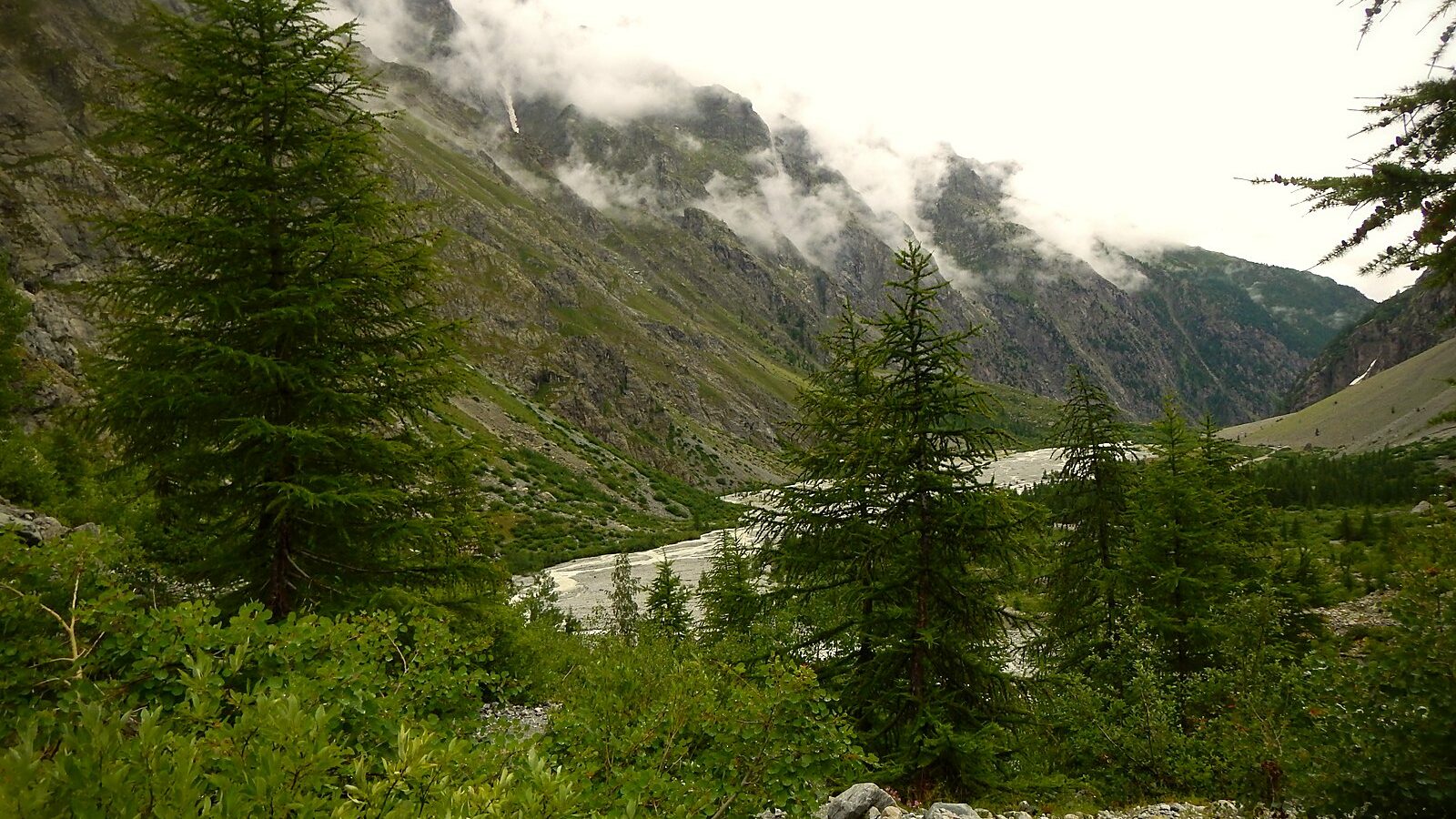Le hameau d'Ailefroide au pied des parois du massif des Écrins