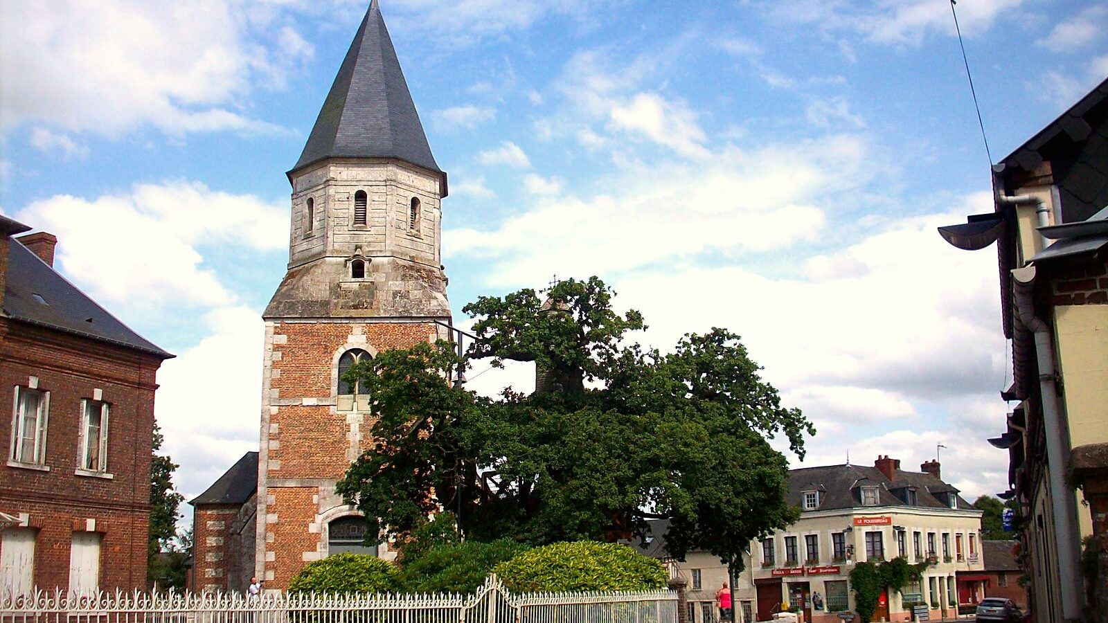 Le chêne d'Allouville-Bellefosse et les chapelles aménagées dans son tronc