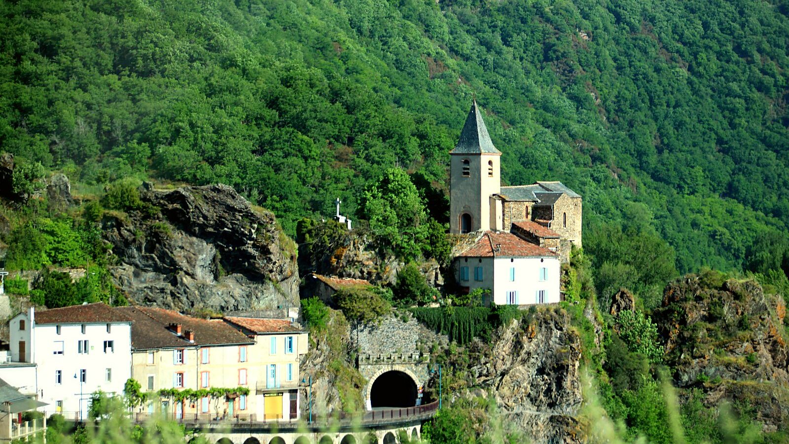 Le bourg d'Ambialet étagé sur la crête de la presqu'île, au-dessus du Tarn