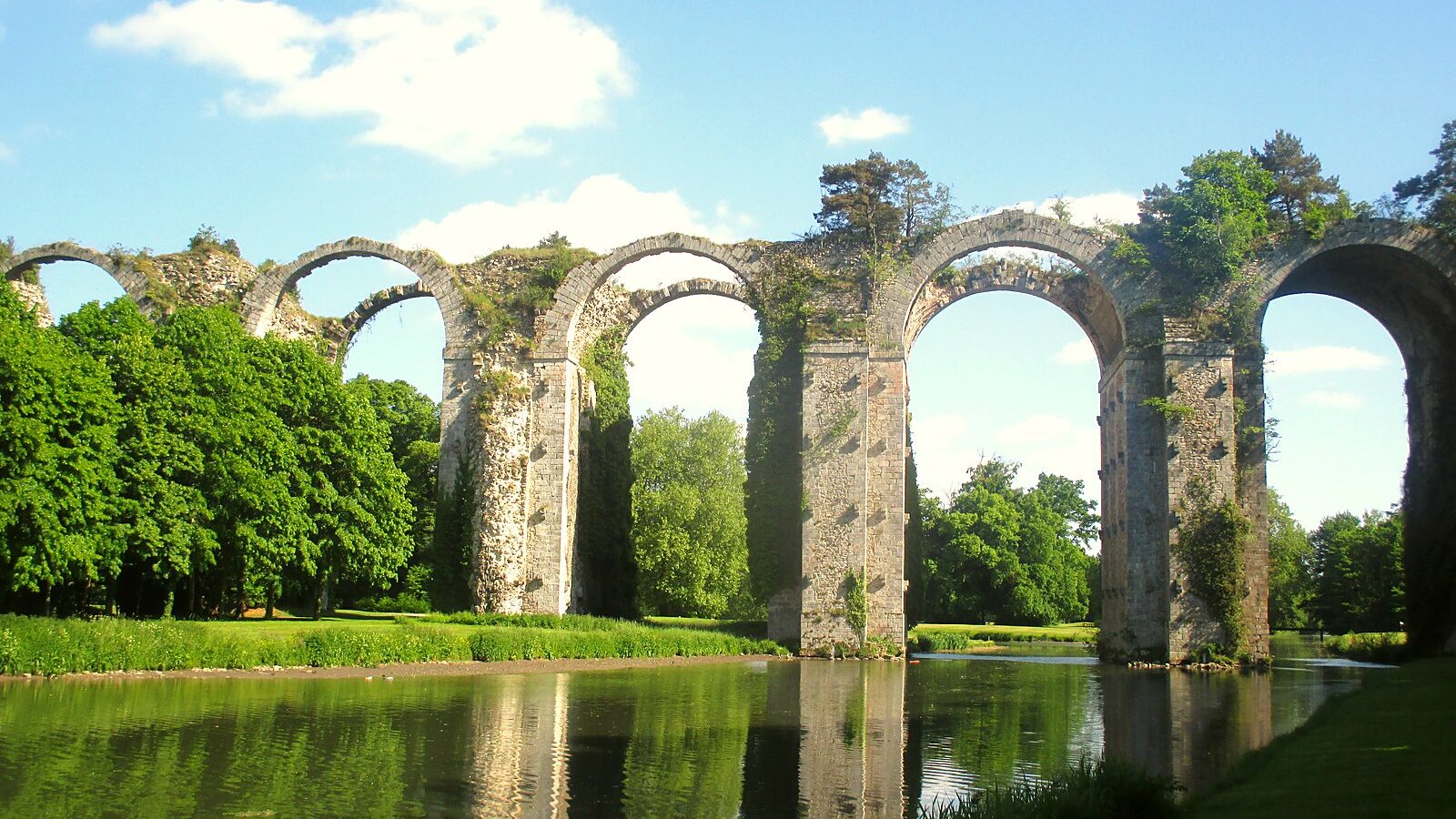 L'aqueduc inachevé de Maintenon, en Eure-et-Loir