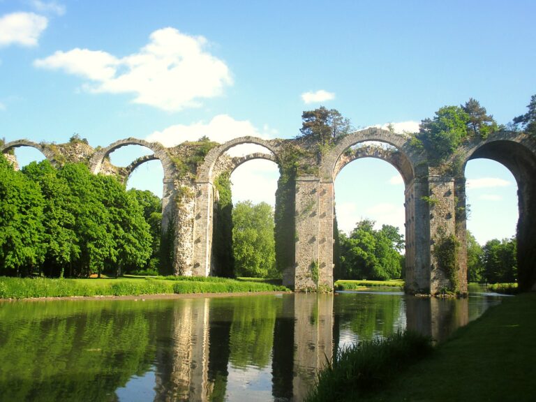 L'aqueduc inachevé de Maintenon, en Eure-et-Loir