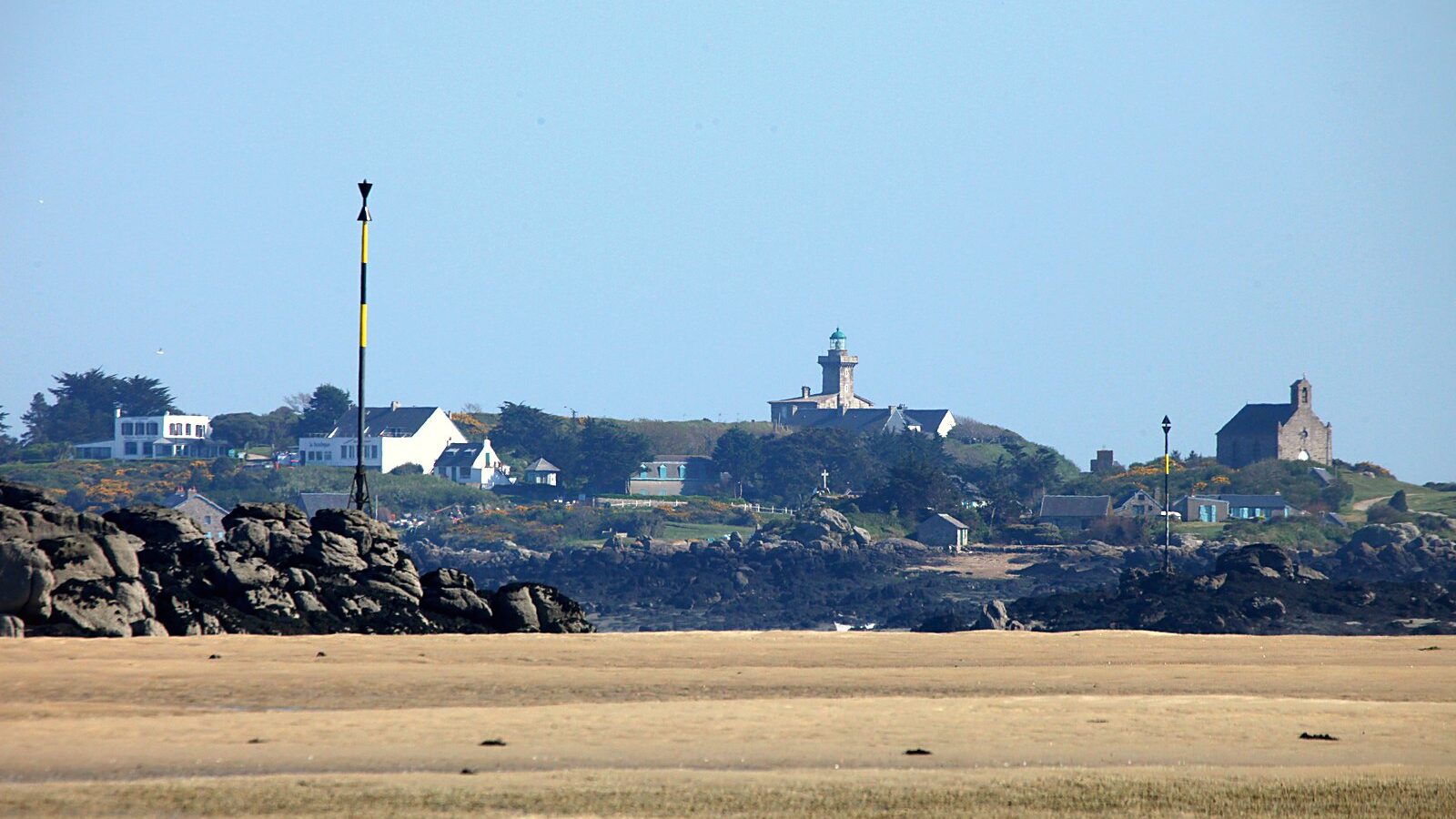 La Grande Île de Chausey vue depuis le Sound, avec son phare et sa chapelle