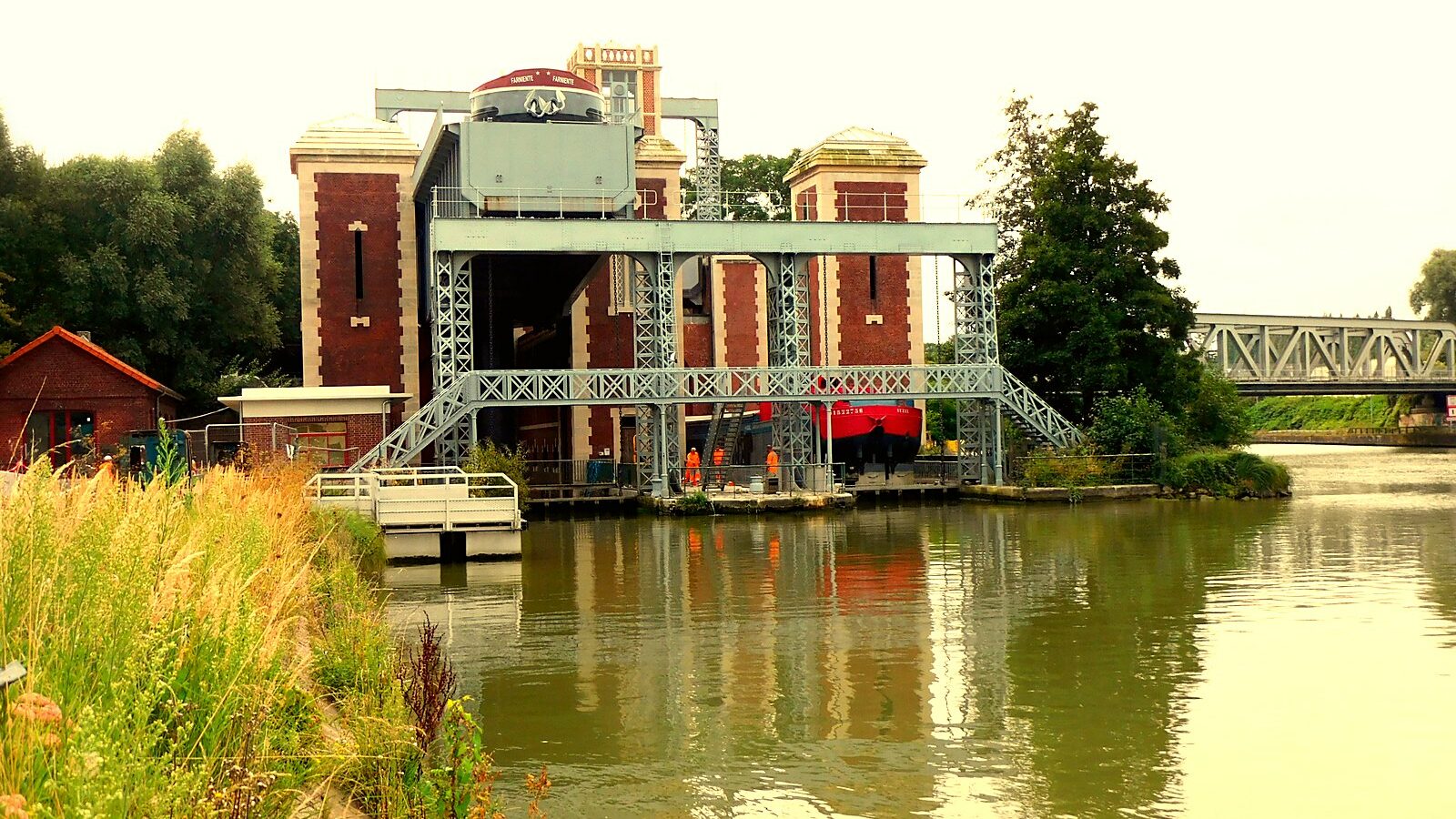 L'ascenseur à bateaux des Fontinettes à Arques, ses tours de maçonnerie et le canal au premier plan
