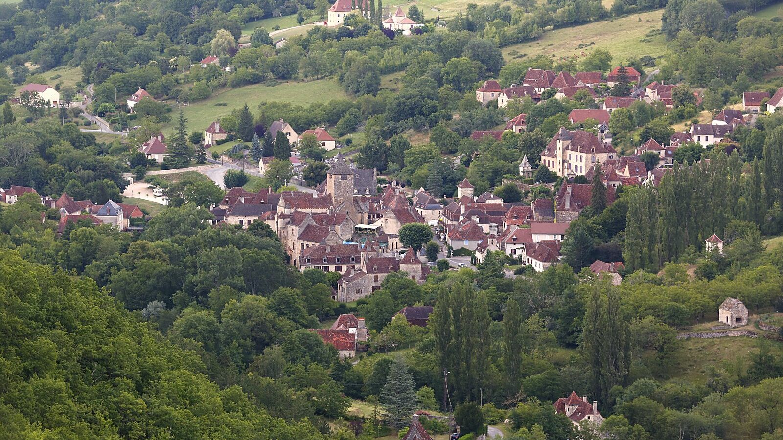 Le village d'Autoire au fond de sa vallée, vu depuis les hauteurs du cirque