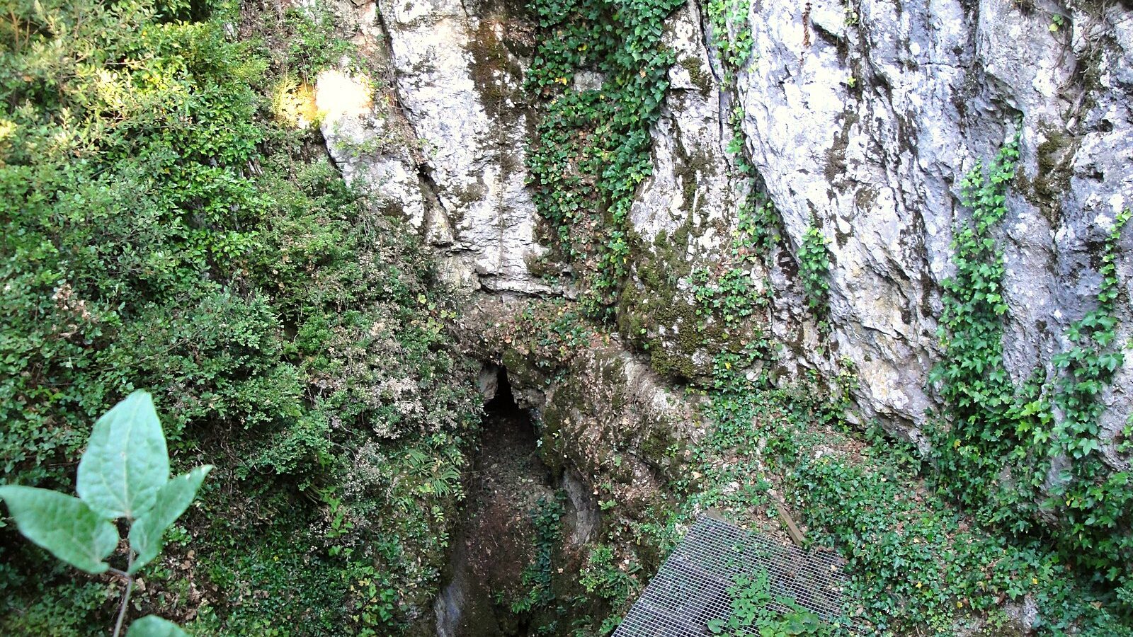 L'orifice naturel de l'aven d'Orgnac, ouvert dans le plateau ardéchois