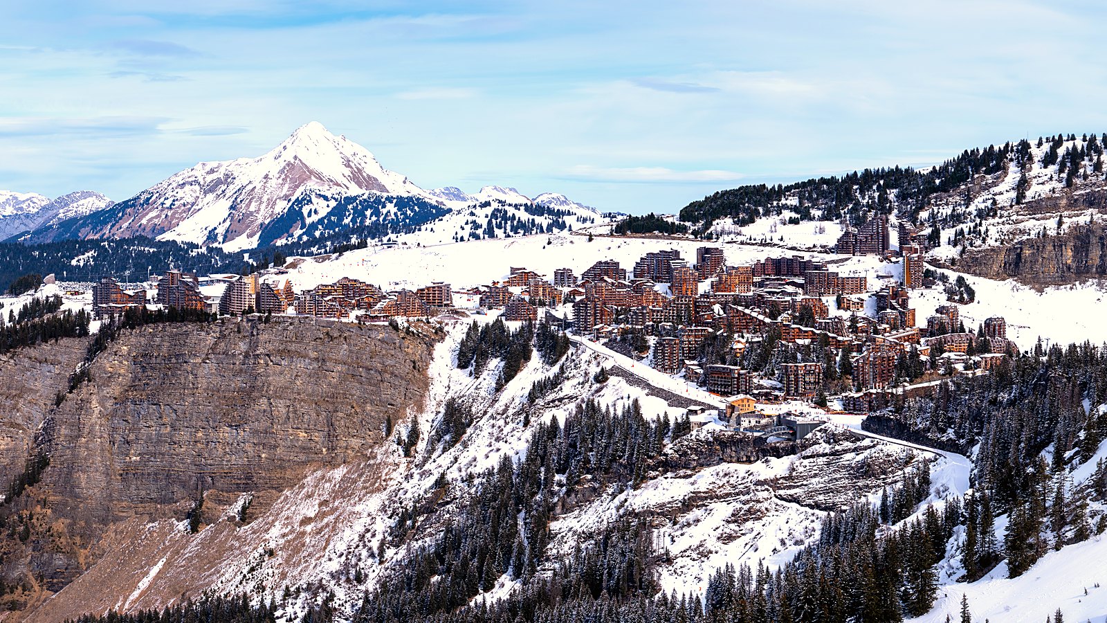 La station d'Avoriaz posée en bordure de falaise, au-dessus de la vallée enneigée