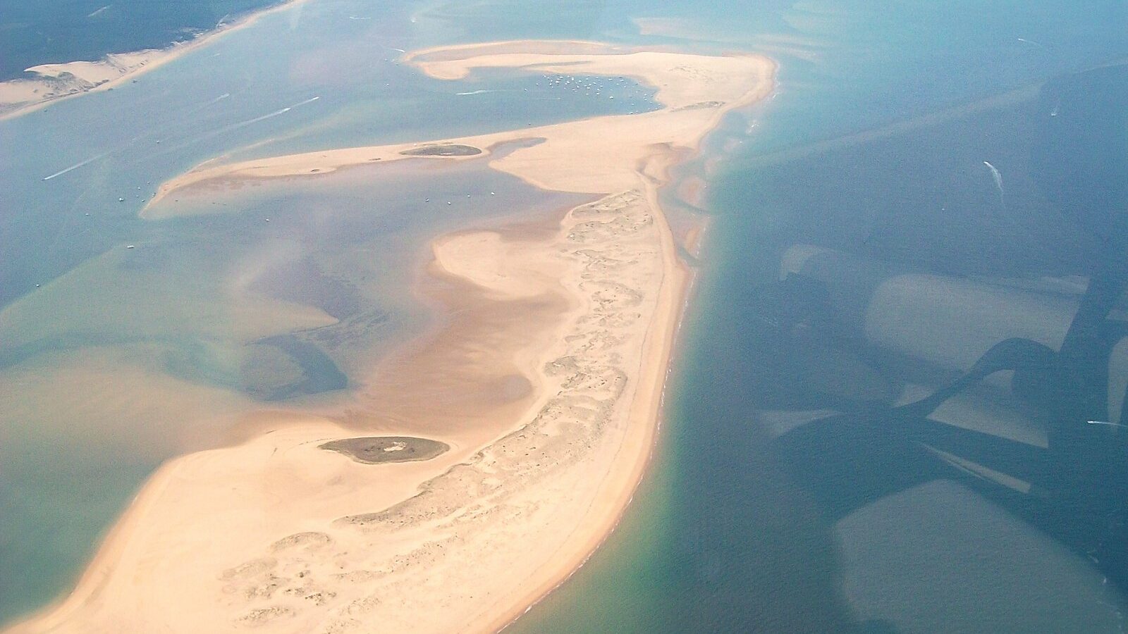 Le banc d'Arguin vu d'avion, long croissant de sable clair entre les passes du bassin d'Arcachon