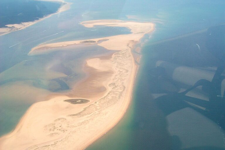 Le banc d'Arguin vu d'avion, long croissant de sable clair entre les passes du bassin d'Arcachon