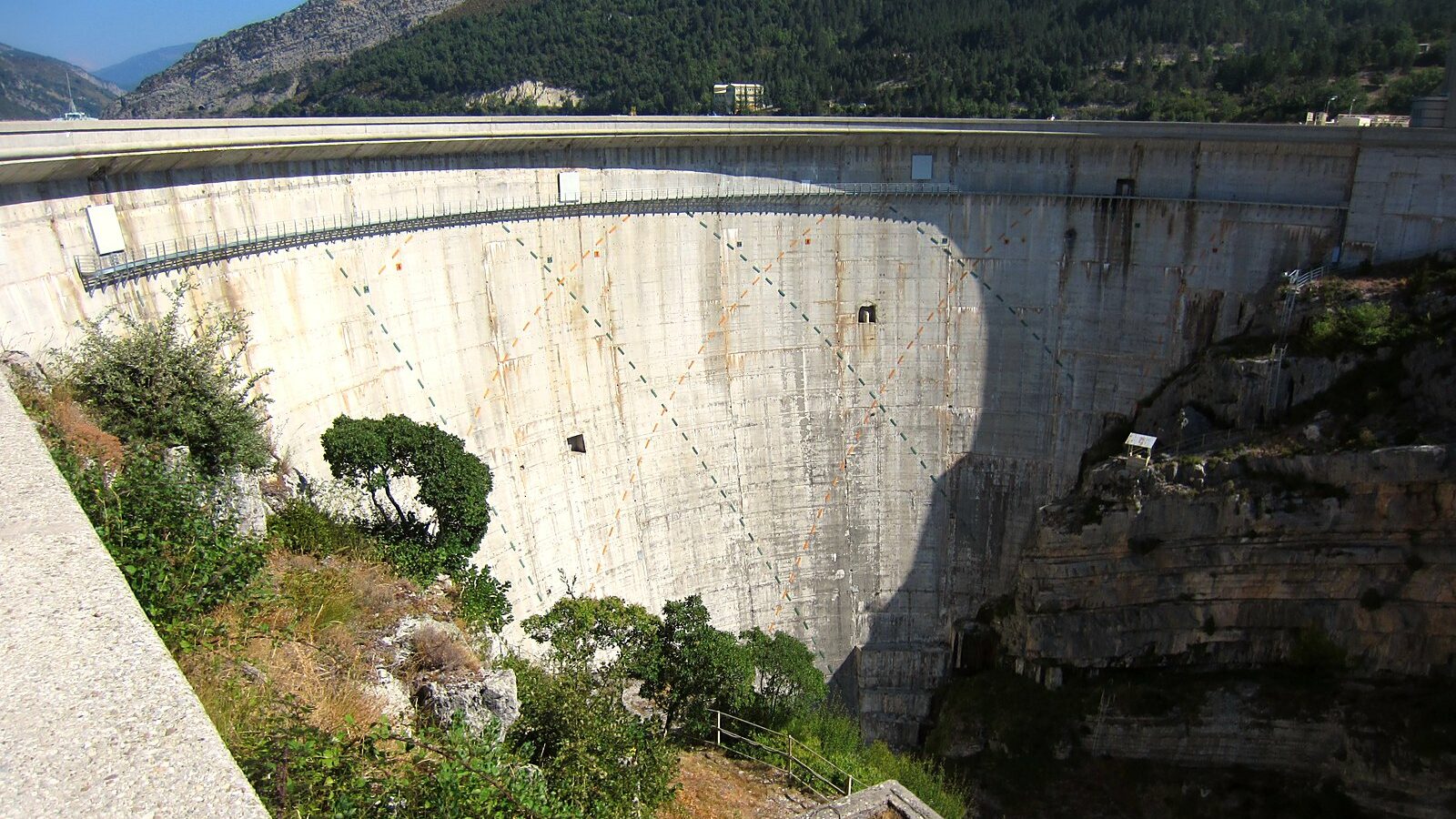 Le parement aval de la voûte du barrage de Castillon et la route de crête