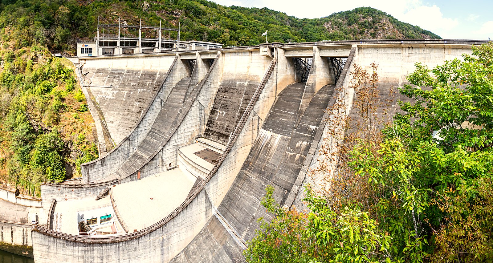 Le barrage de l'Aigle, poids-voûte sur la Dordogne, et son usine au pied