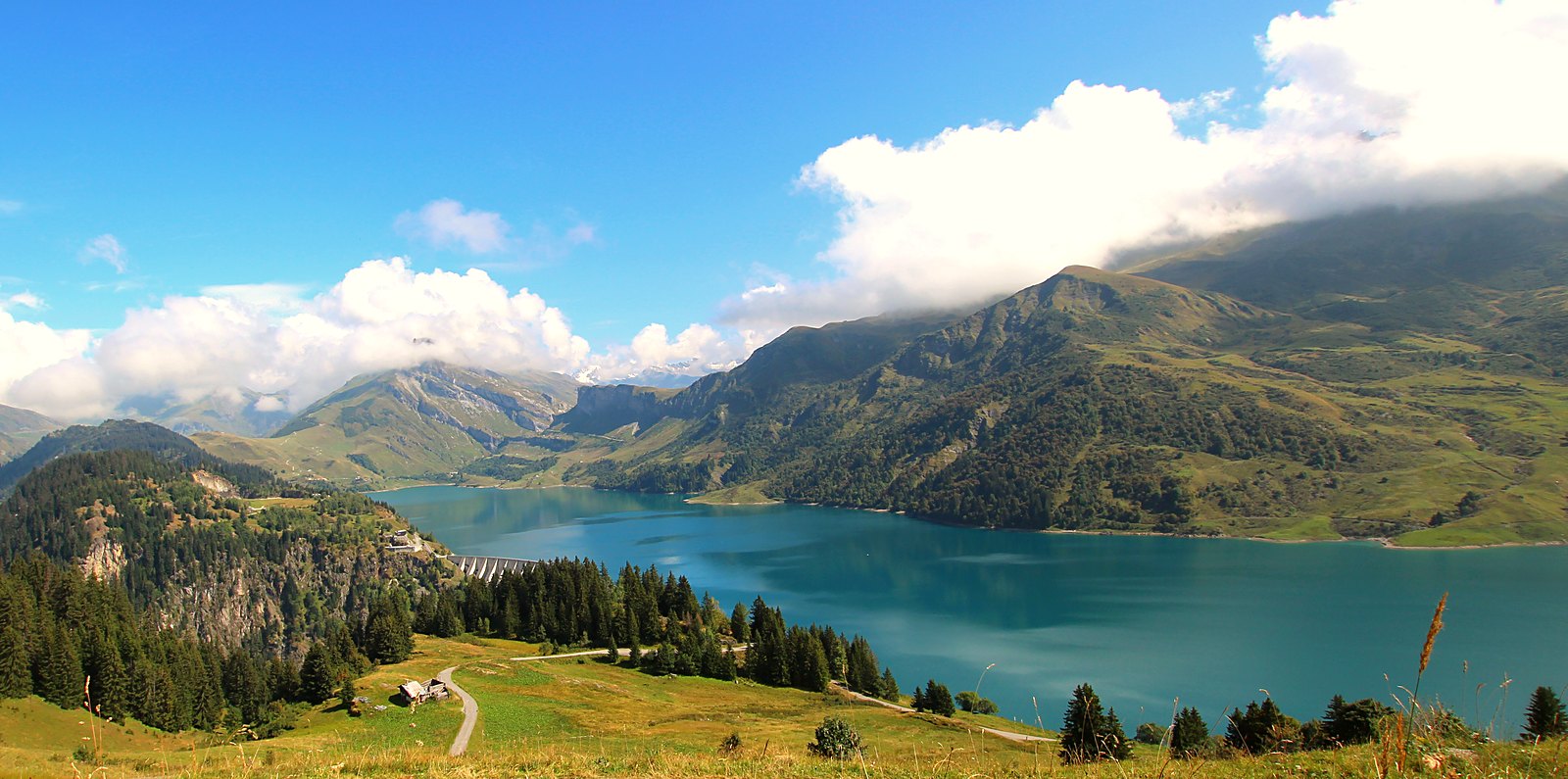Le barrage de Roselend et sa retenue, dans le Beaufortain, en Savoie