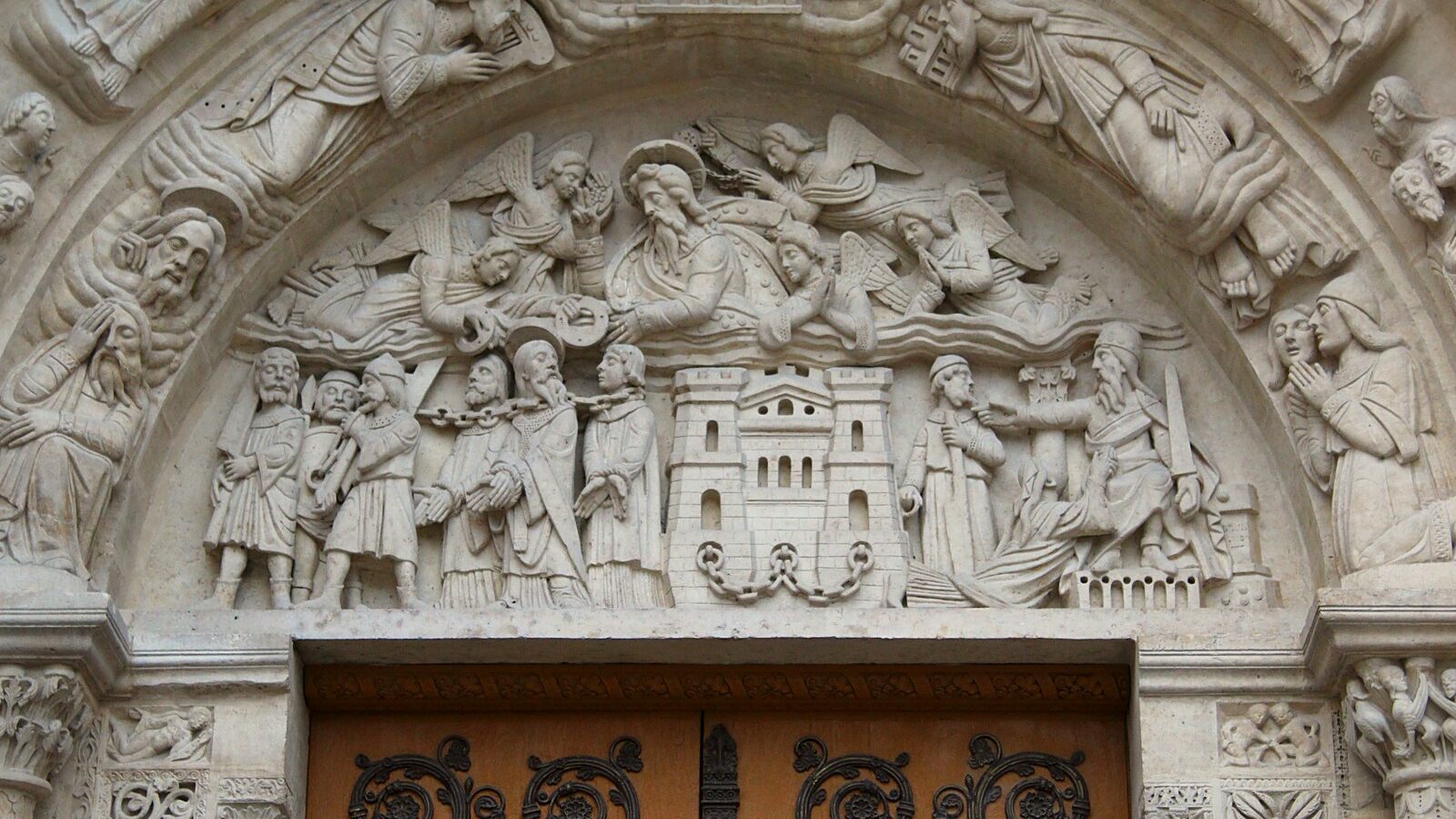 La façade ouest de la basilique Saint-Denis, en Seine-Saint-Denis