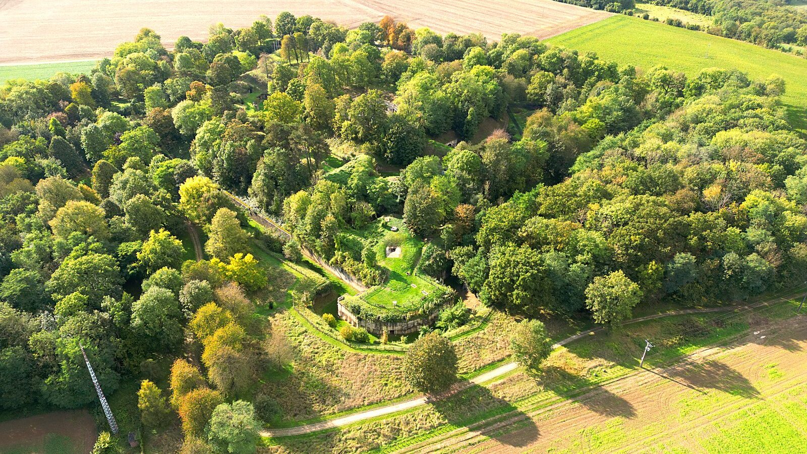 Le fort de Condé, dans l'Aisne, vu du ciel, à demi gagné par la végétation