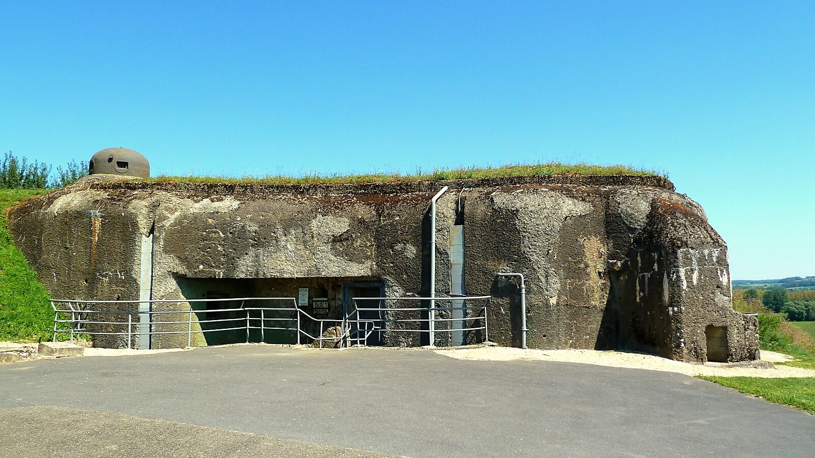 Un bloc bétonné de l'ouvrage de La Ferté, à Villy-la-Ferté dans les Ardennes, avec ses embrasures