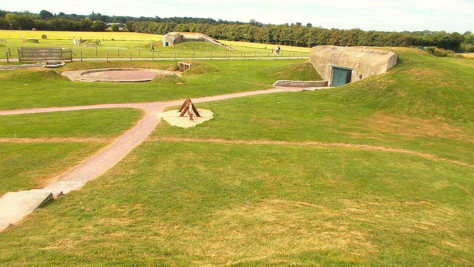 Les casemates de la batterie de Merville dans la prairie, vues de haut