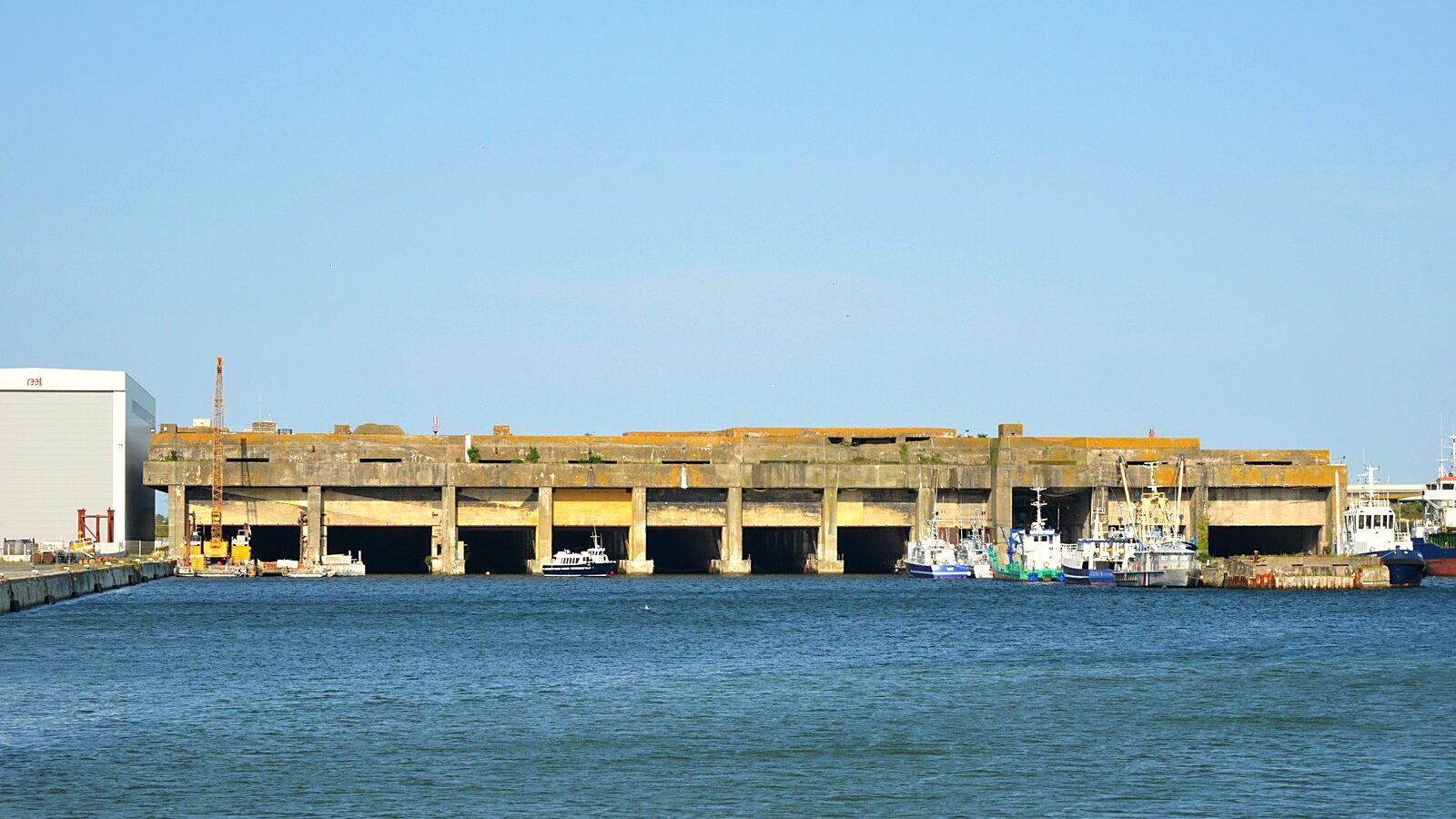 La base sous-marine de La Pallice, à La Rochelle, vue depuis l'eau avec ses alvéoles