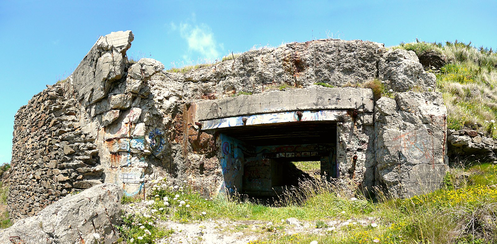 Un ouvrage bétonné du mur de l'Atlantique sur la côte du Conquet, dans le Finistère