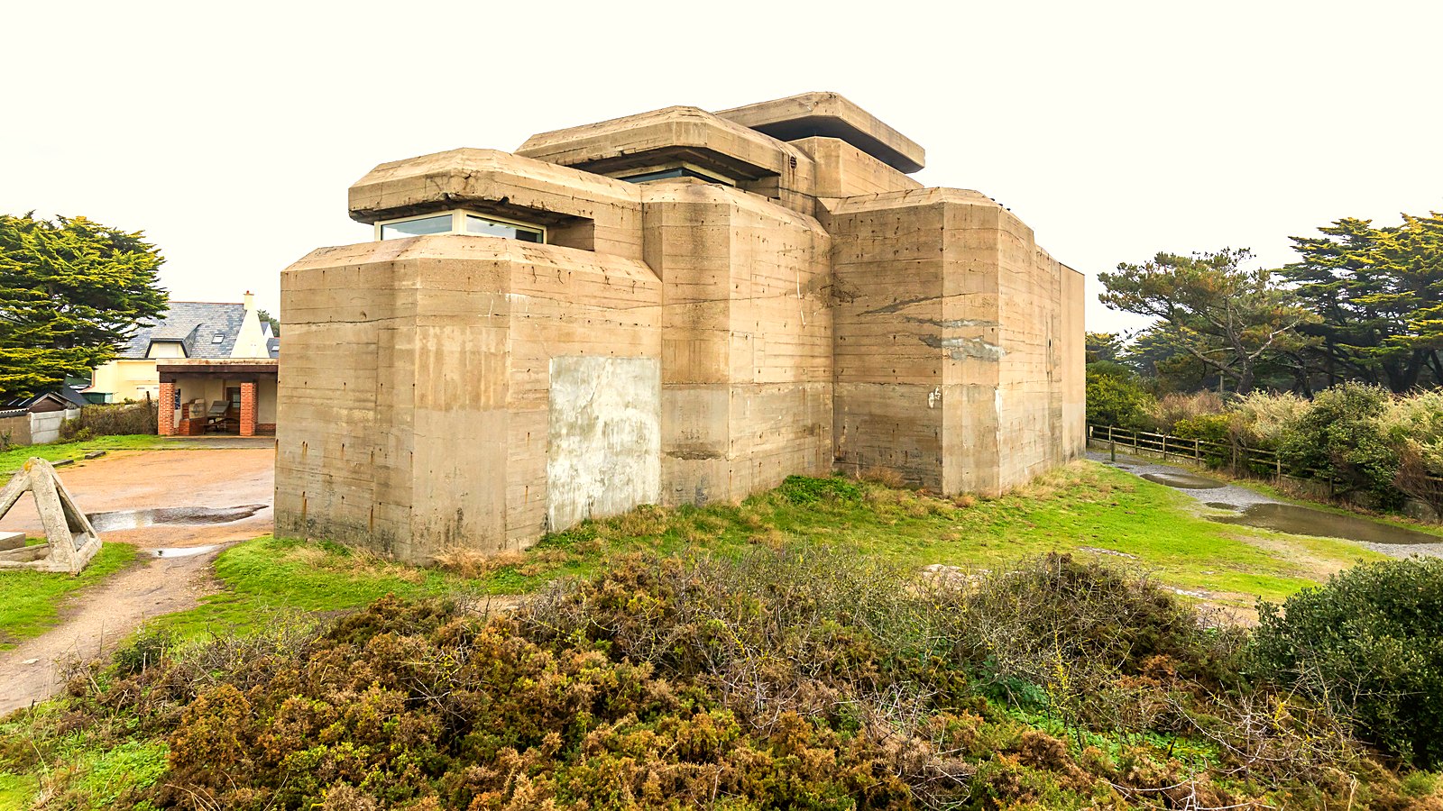 Un ouvrage bétonné du mur de l'Atlantique à Batz-sur-Mer, sur la côte de la presqu'île guérandaise