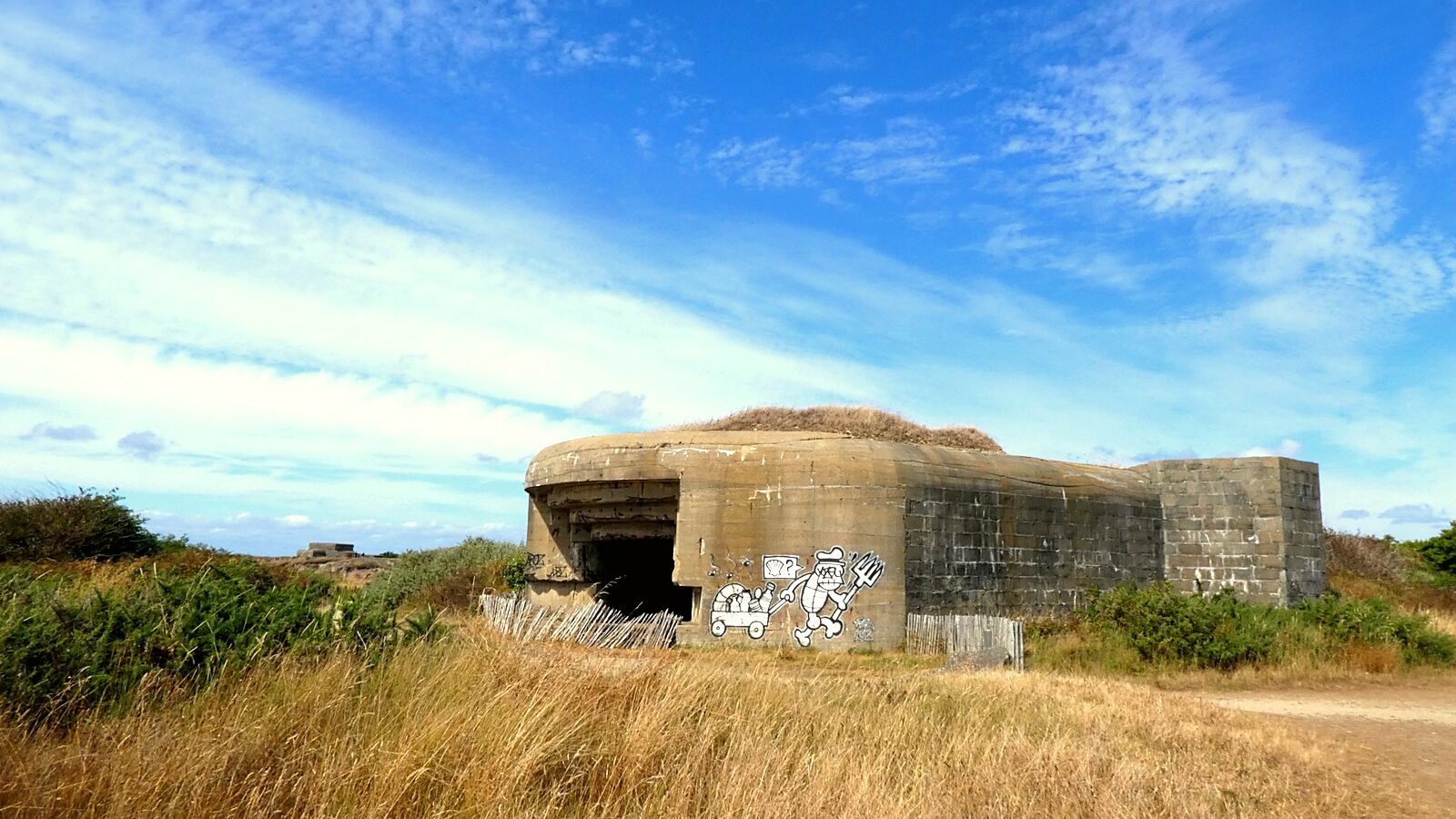 Une casemate du mur de l'Atlantique dans les dunes de Gâvres, dans le Morbihan