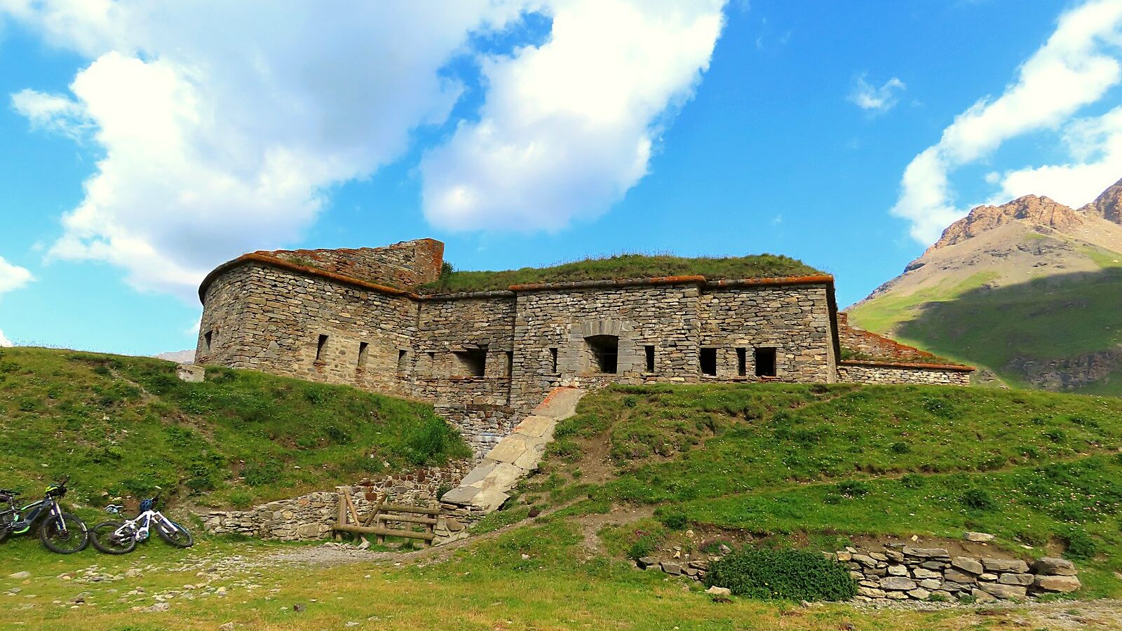 Le fort de Ronce sur le plateau du Mont-Cenis, ouvrage de pierre à demi enterré dans l'alpage