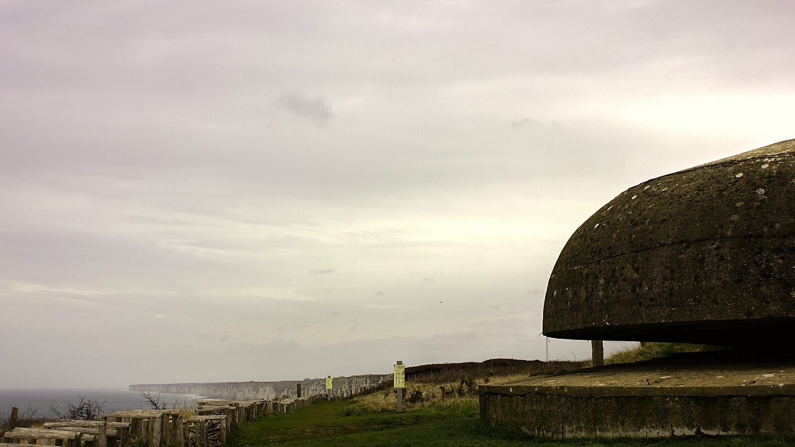 Un ouvrage bétonné du cap Fagnet, au-dessus de Fécamp, dominant la mer depuis la falaise