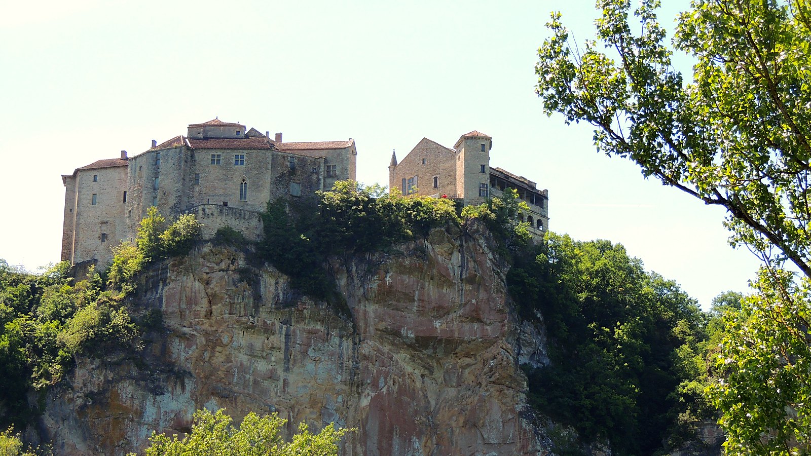 Les châteaux de Bruniquel au sommet de la falaise calcaire, au-dessus de la vallée de l'Aveyron