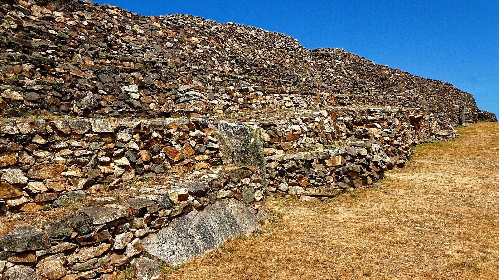 Le cairn de Barnenez et ses parements étagés, à Plouezoc'h, dans le Finistère