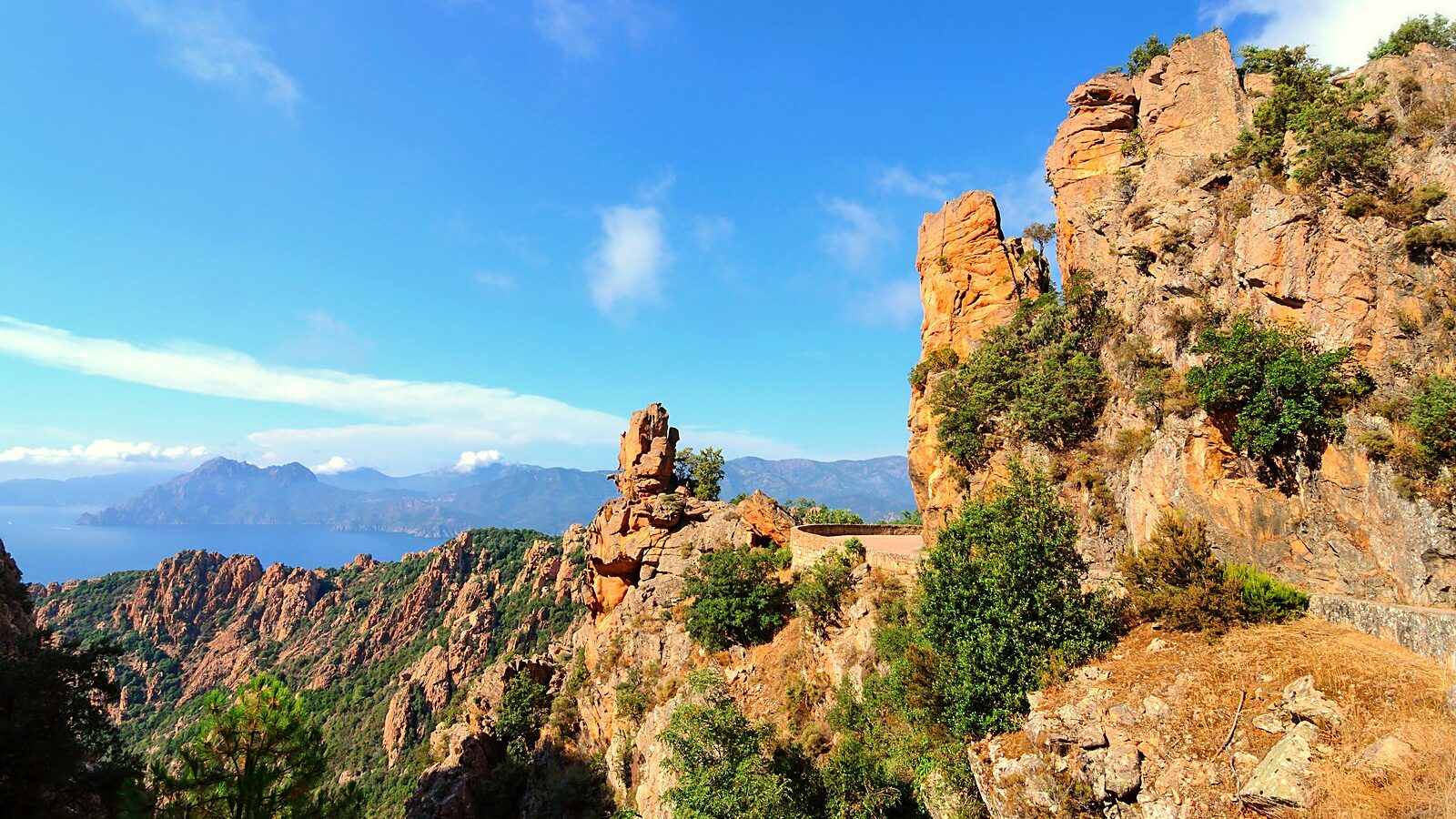 Les calanques de Piana et leurs aiguilles de granit rose, en Corse-du-Sud