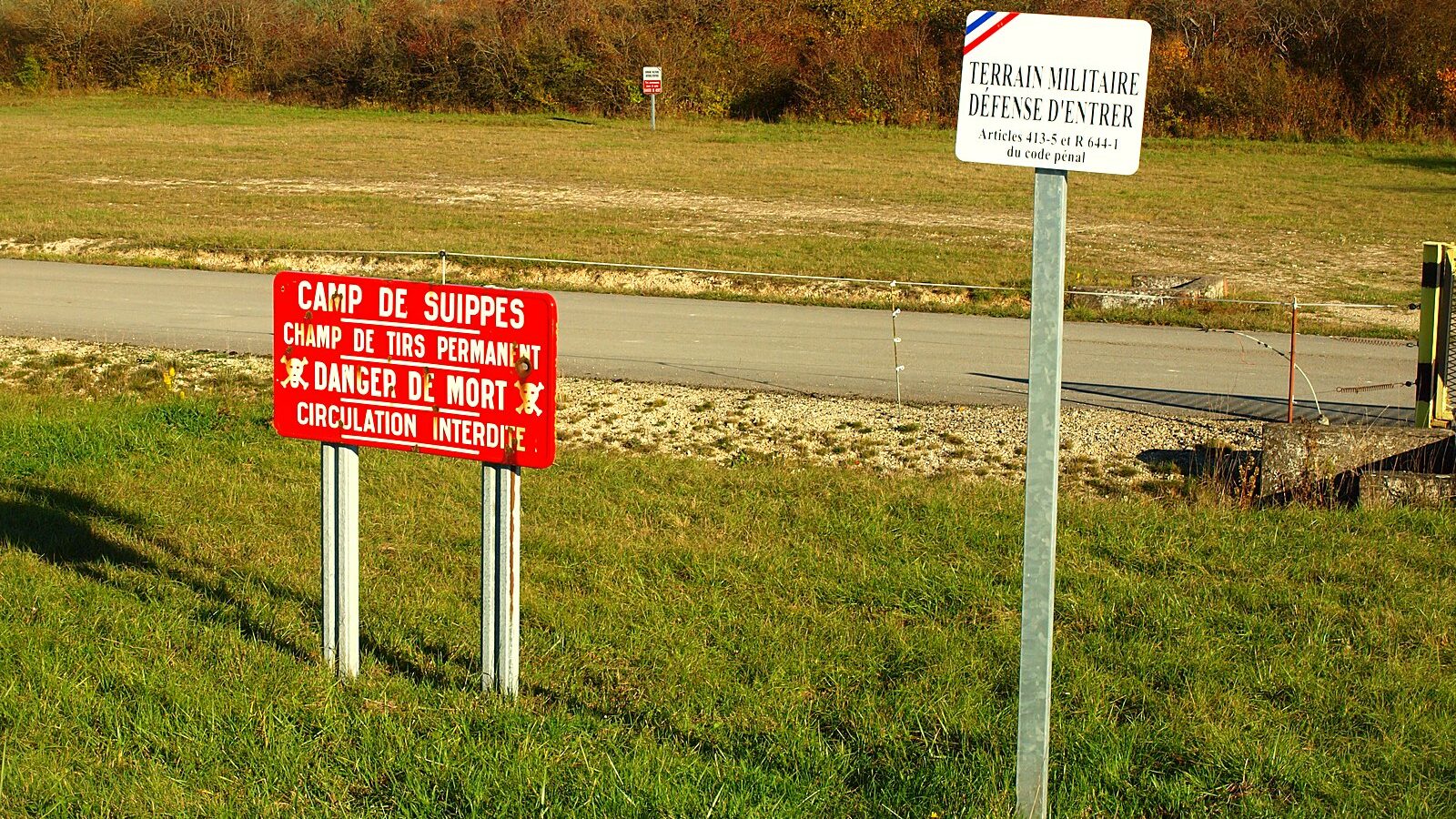 Une barrière fermant l'accès au camp militaire de Suippes, dans la Marne
