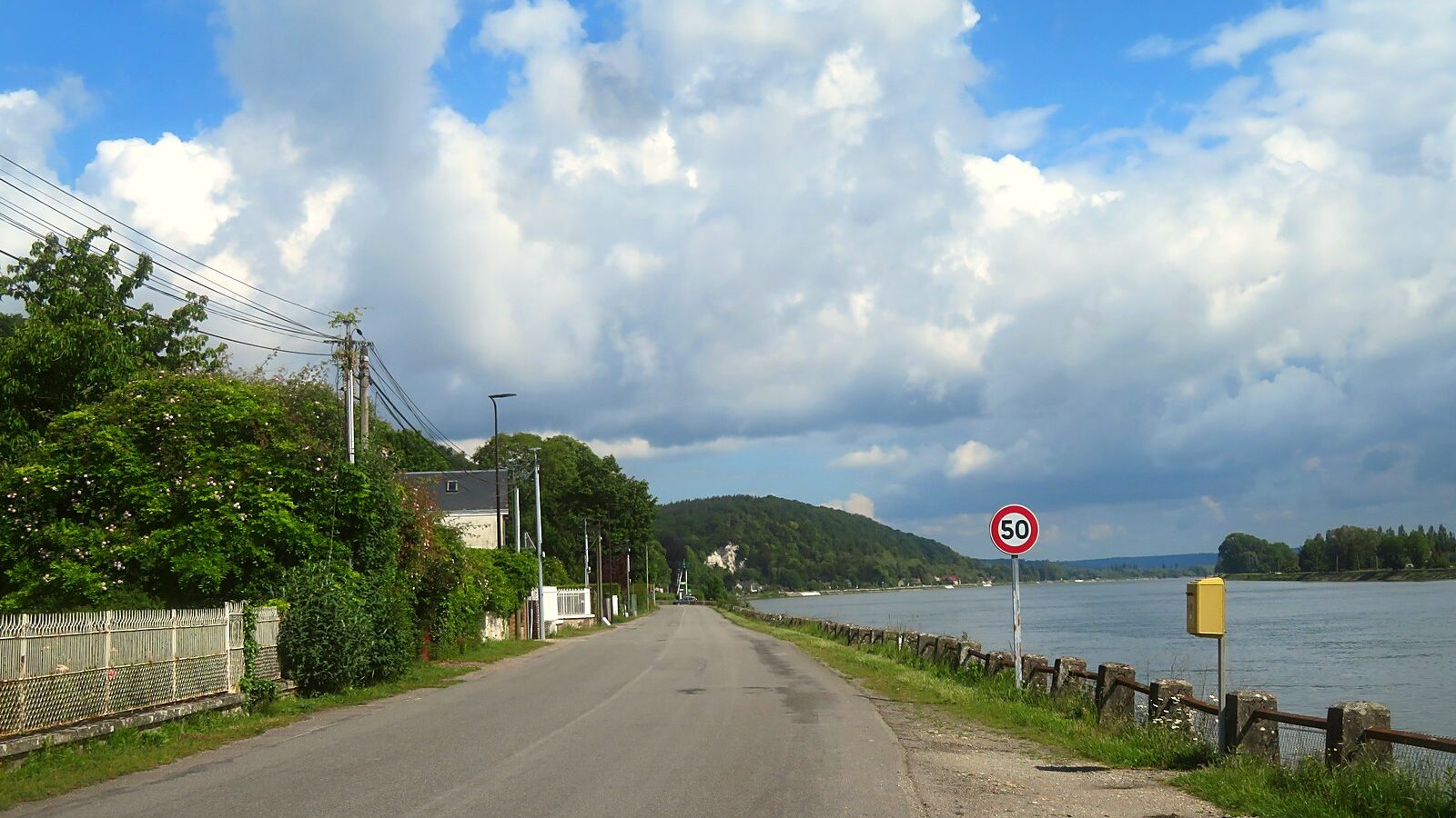 La Seine à Caumont, dans l'Eure, au pied du plateau percé de douze kilomètres de galeries