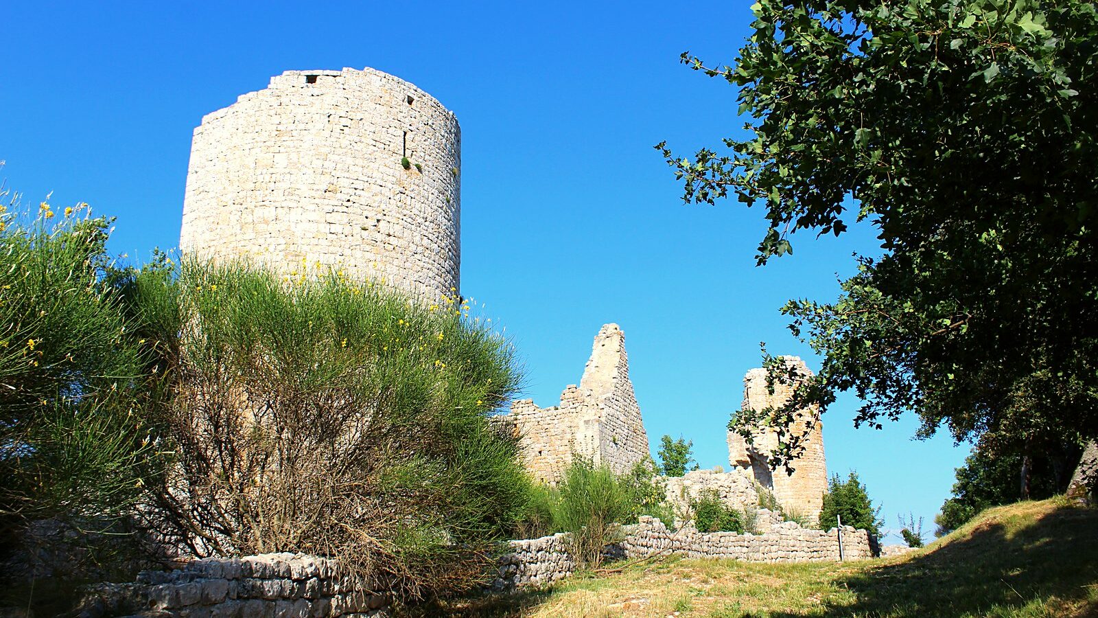 Les vestiges du castrum Saint-Jean sur son éperon, au-dessus de Rougiers dans le Var